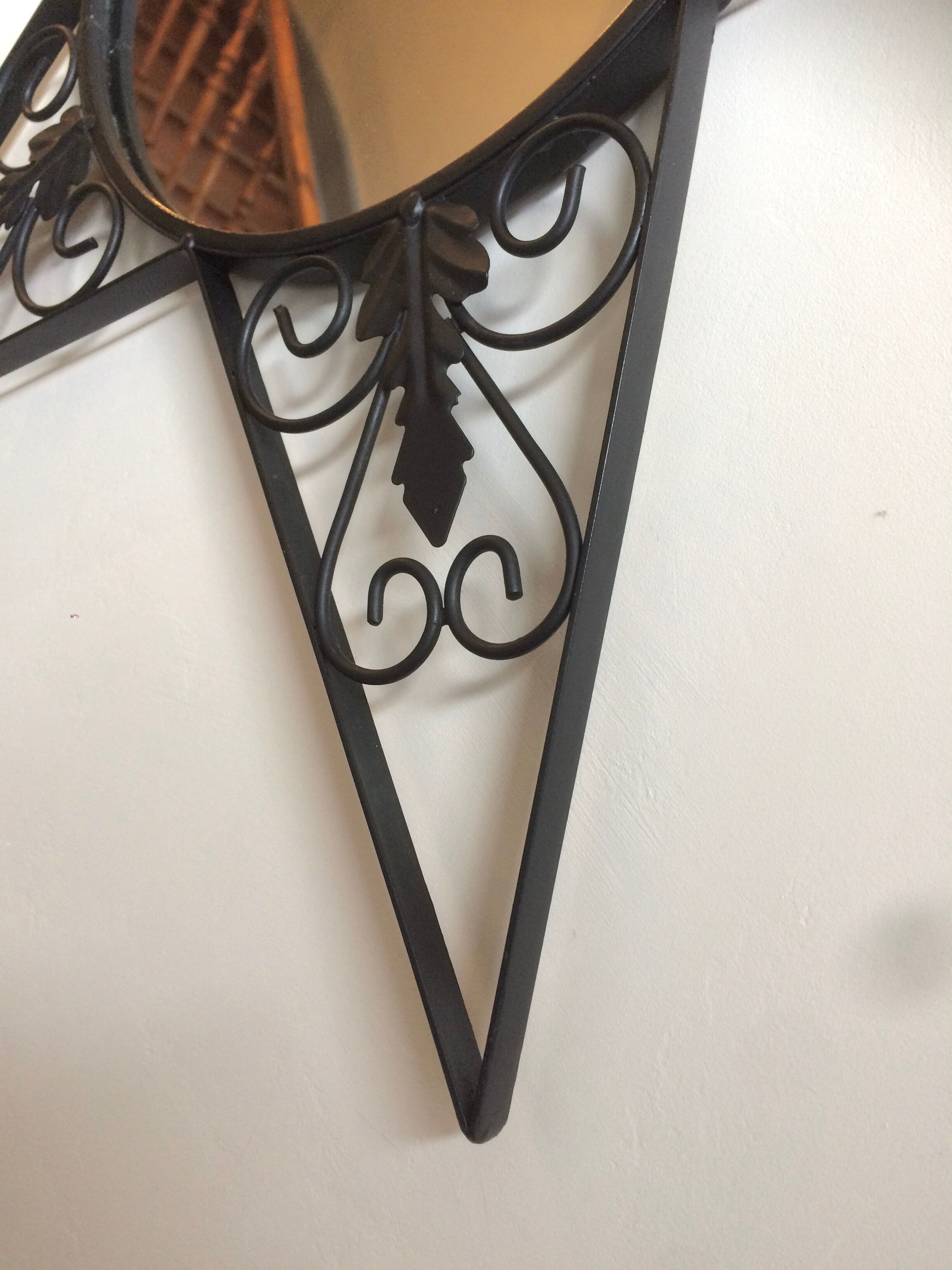 Star-shaped wrought iron round mirror
