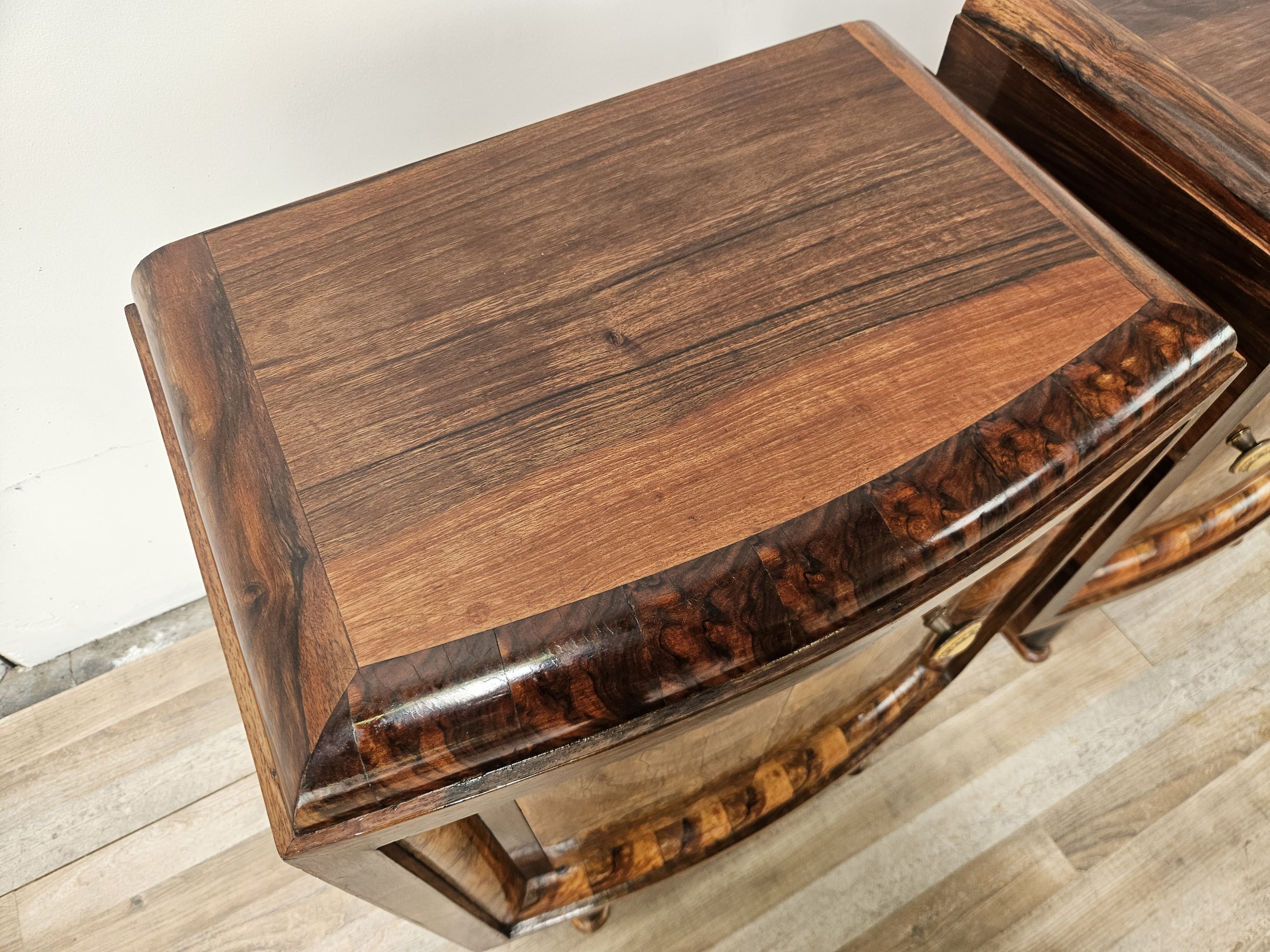 Tuscan Art Decò bedside tables from the 1940s in walnut burl