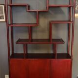 Low sideboard surmounted by bibus shelves in red lacquered wood, China XXth, 120 x 195 cm