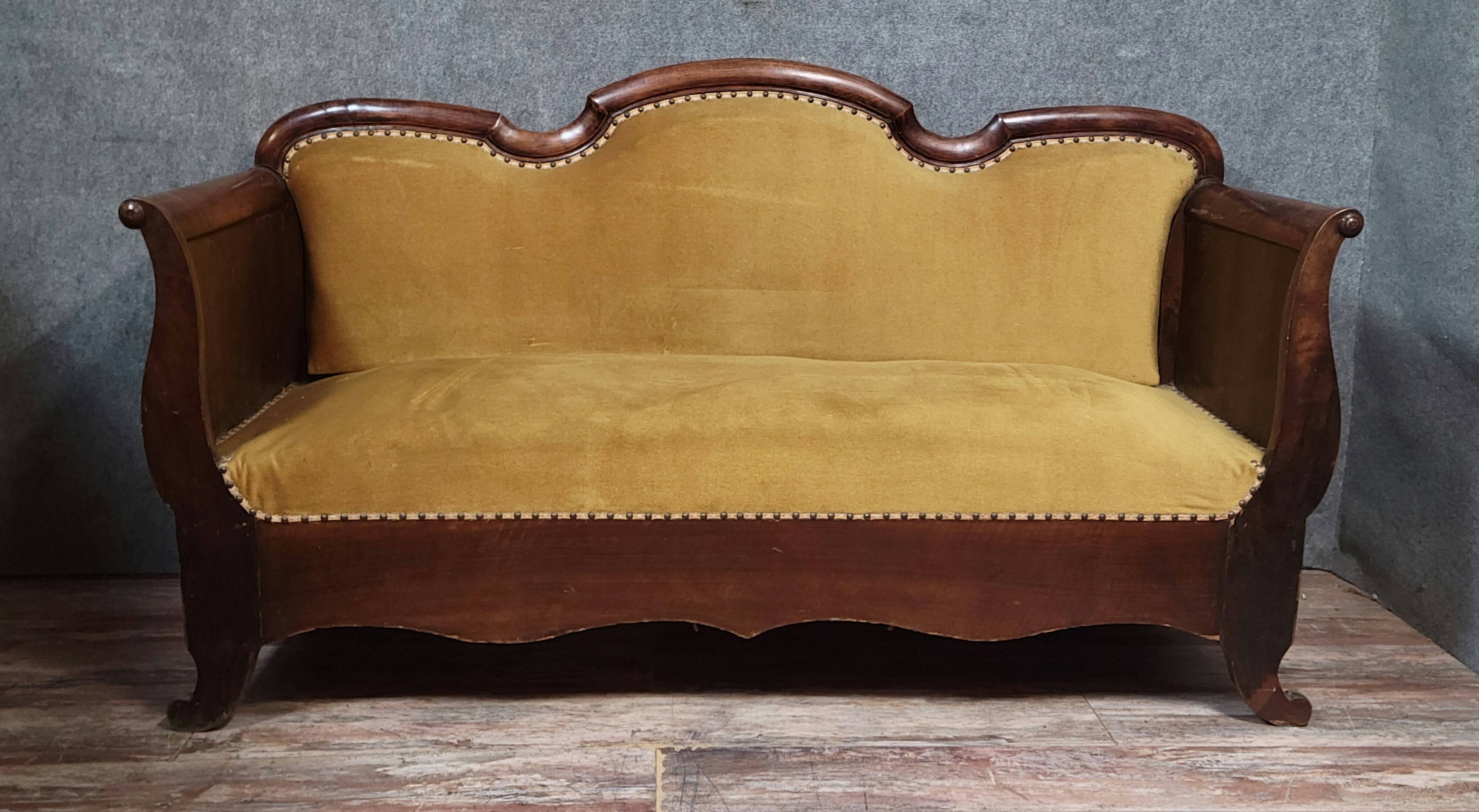 Canapé ancien en noyer massif d'époque Louis Philippe