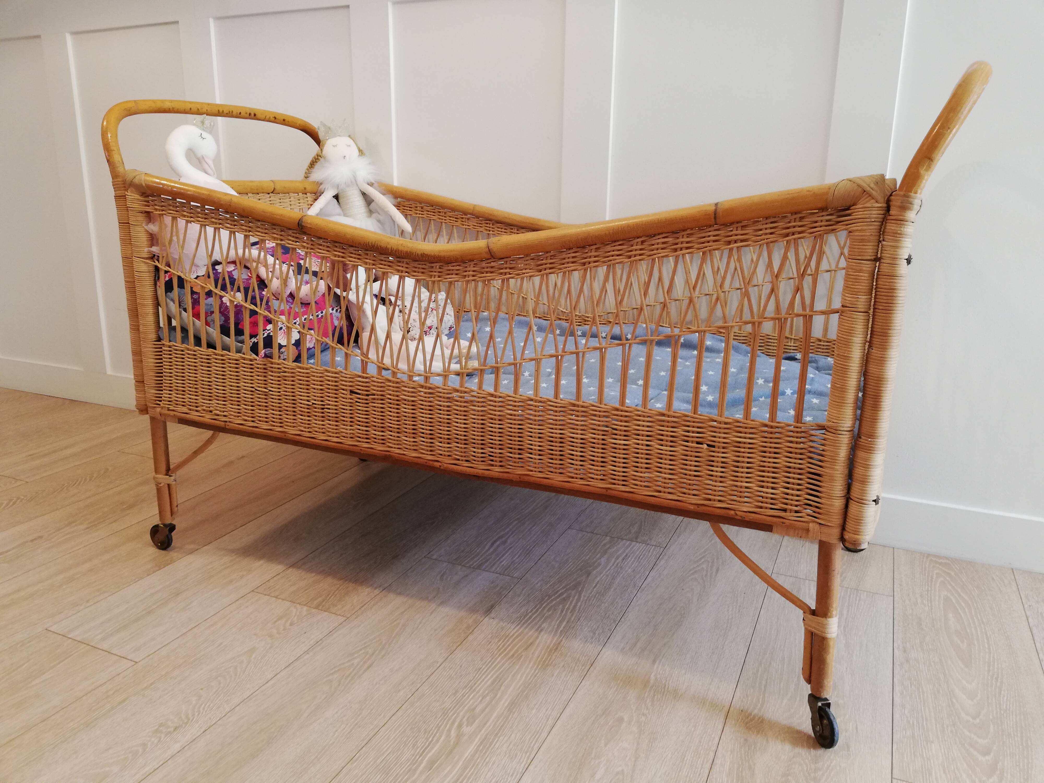 Vintage rattan baby bed