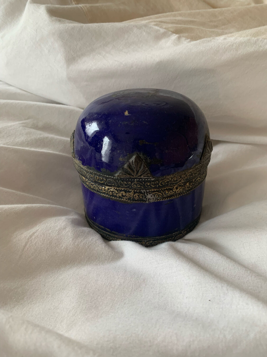 Ceramic pot and bronze blue flower old