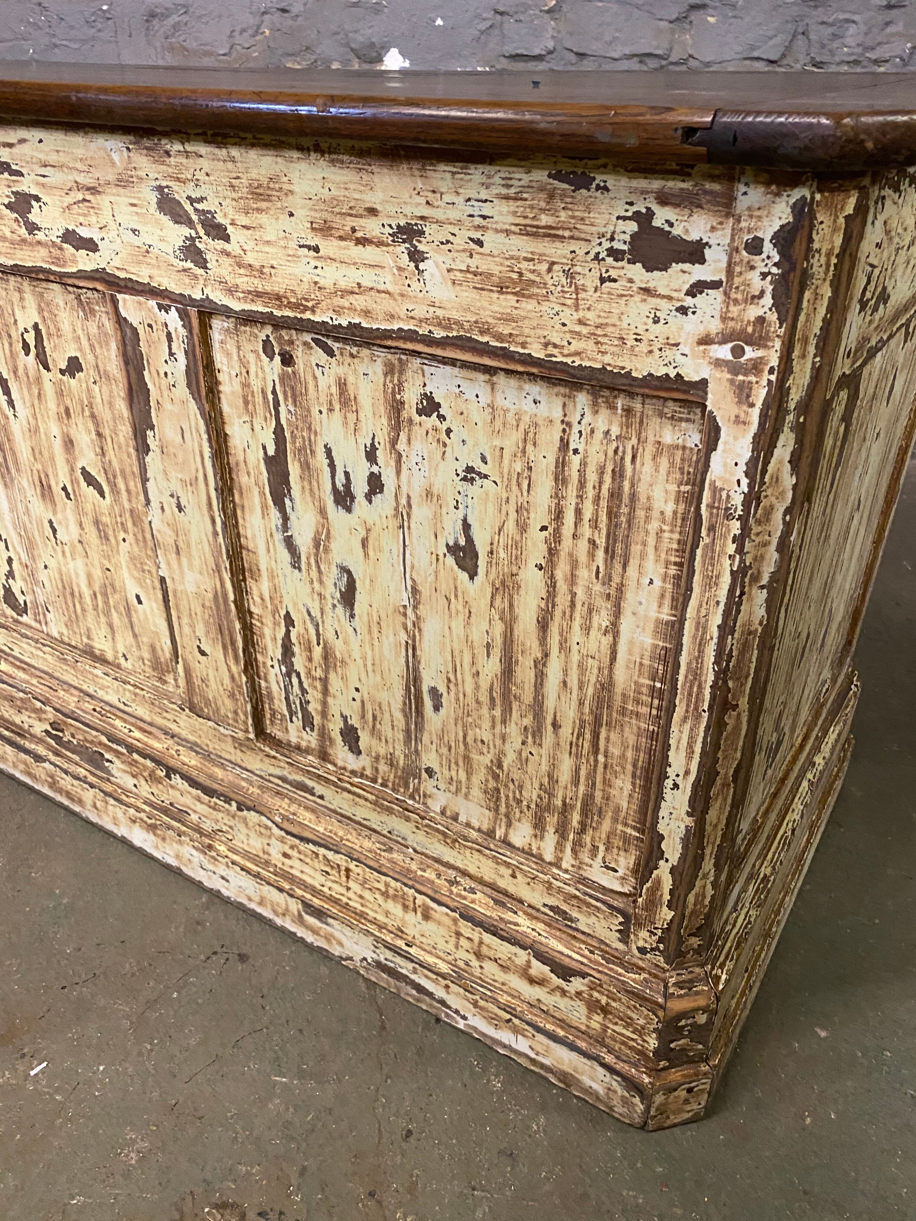 Ancien comptoir patiné
