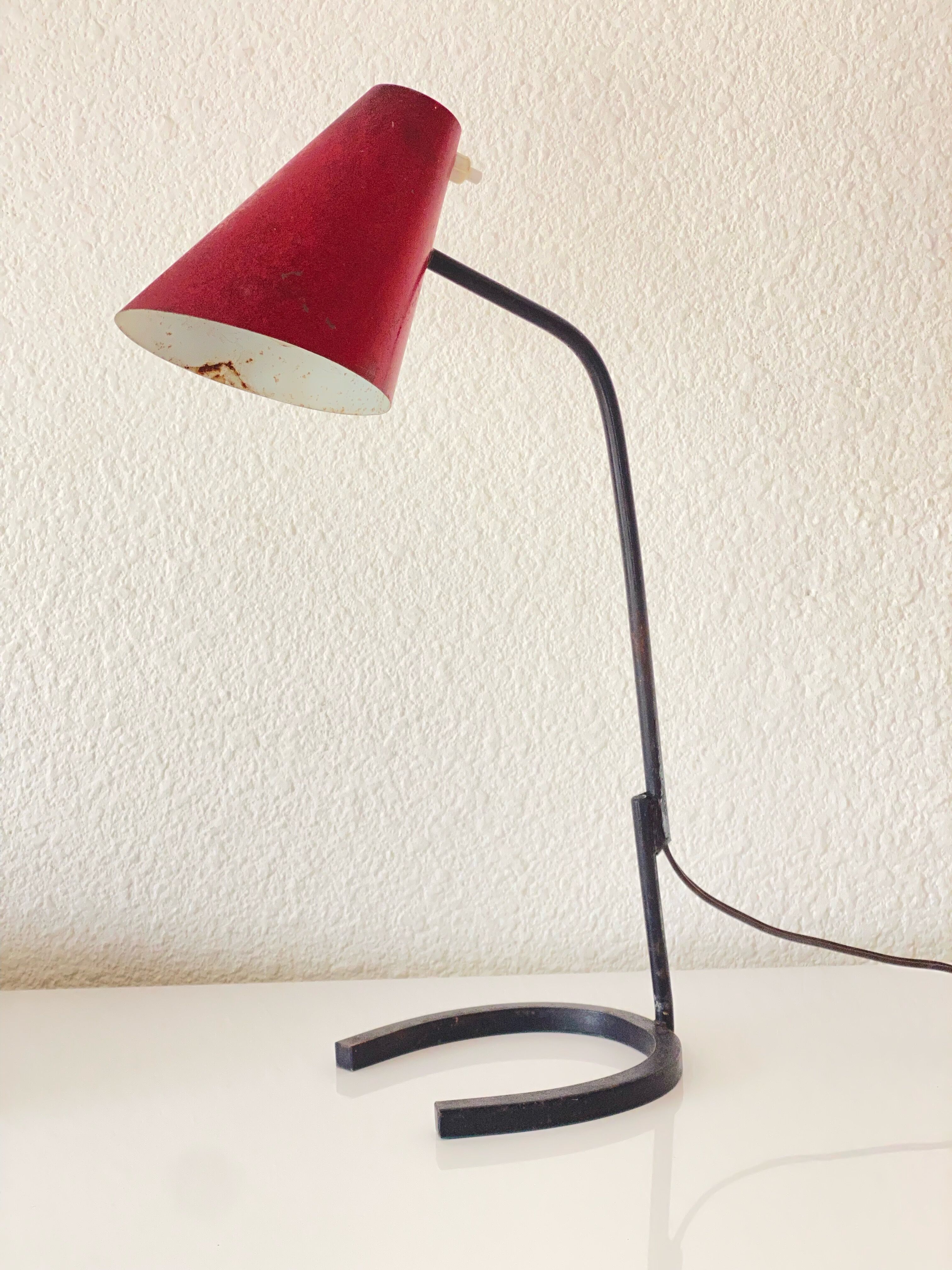 Cocotte lamp in red and black metal, design of the 50s.