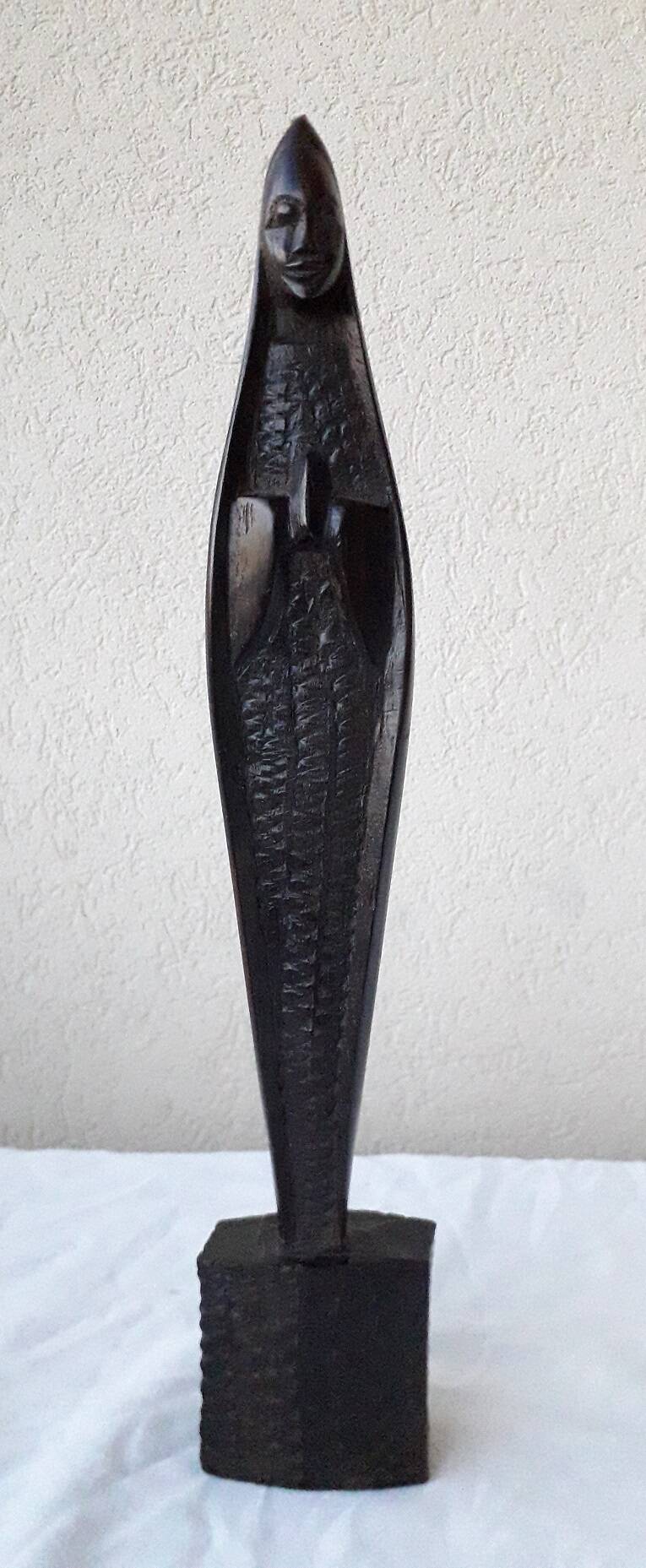 Vierge en bois sculpté