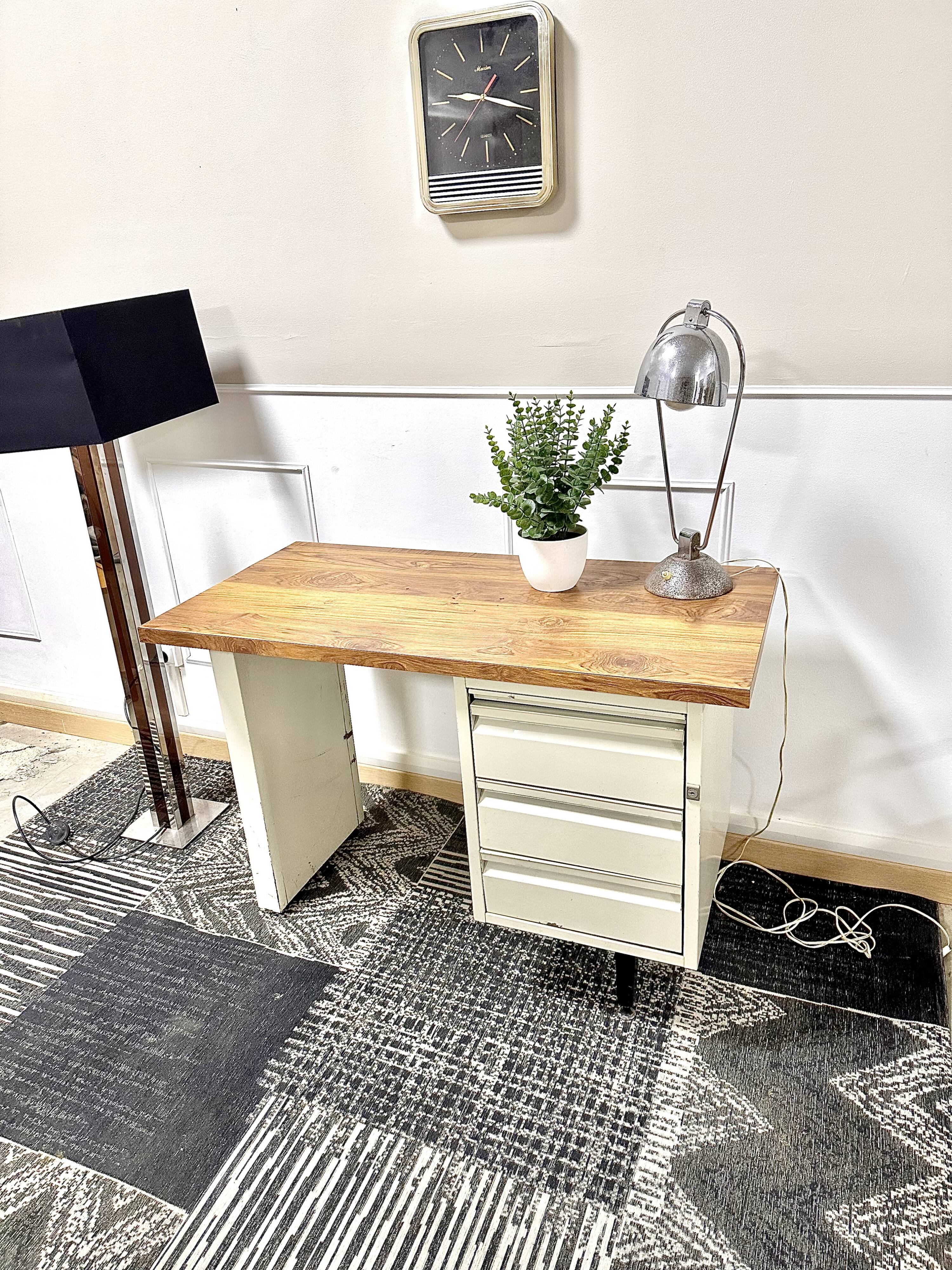 Strafor style metal desk