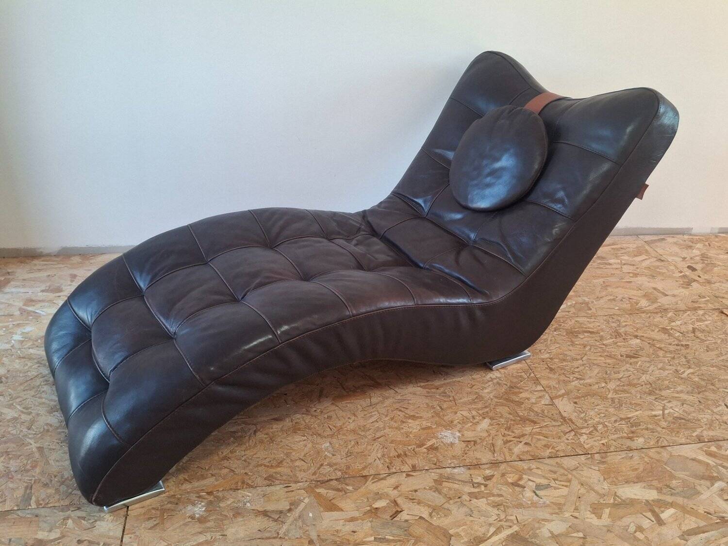 Contemporary Italian leather chaise longue meridian