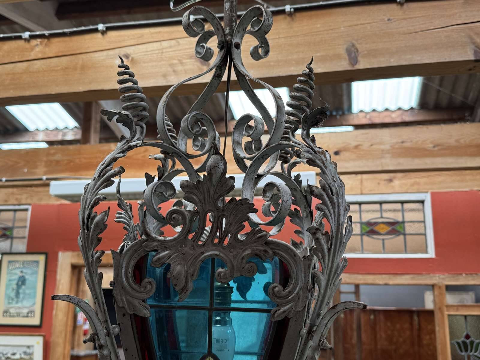 Lanterne en fer forgé et vitraux début XXème