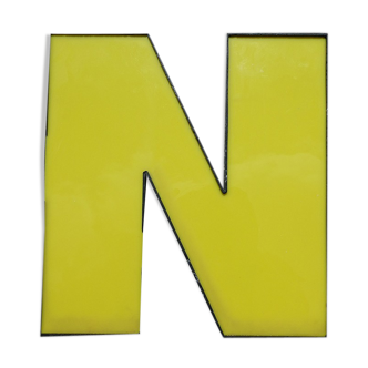 Lettre "N" d'enseigne industrielle jaune et noire