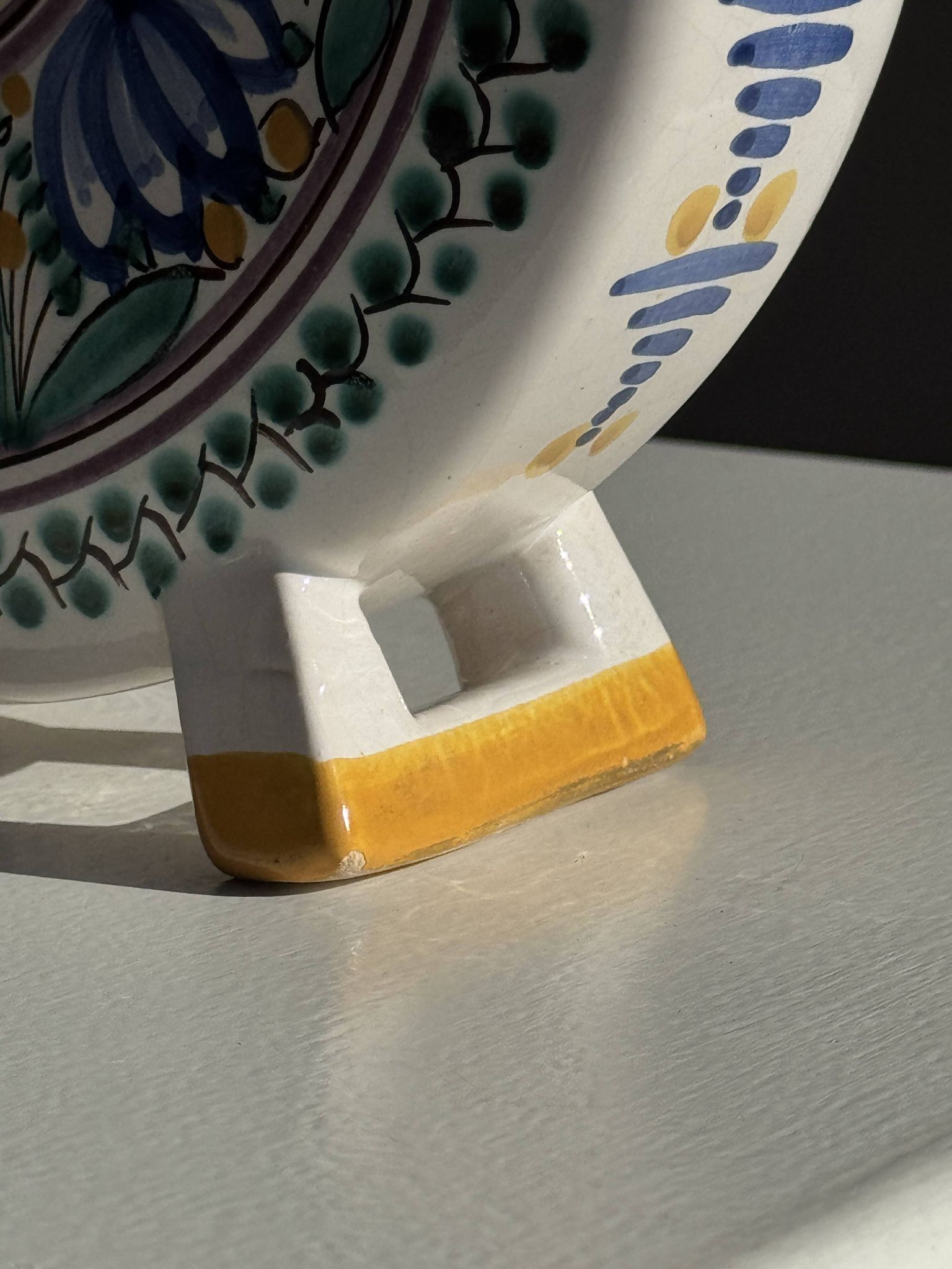 Vintage flat plate in white Modra earthenware, hand-painted.