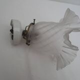 Wall light at 45° and its very elaborate frosted glass tulip