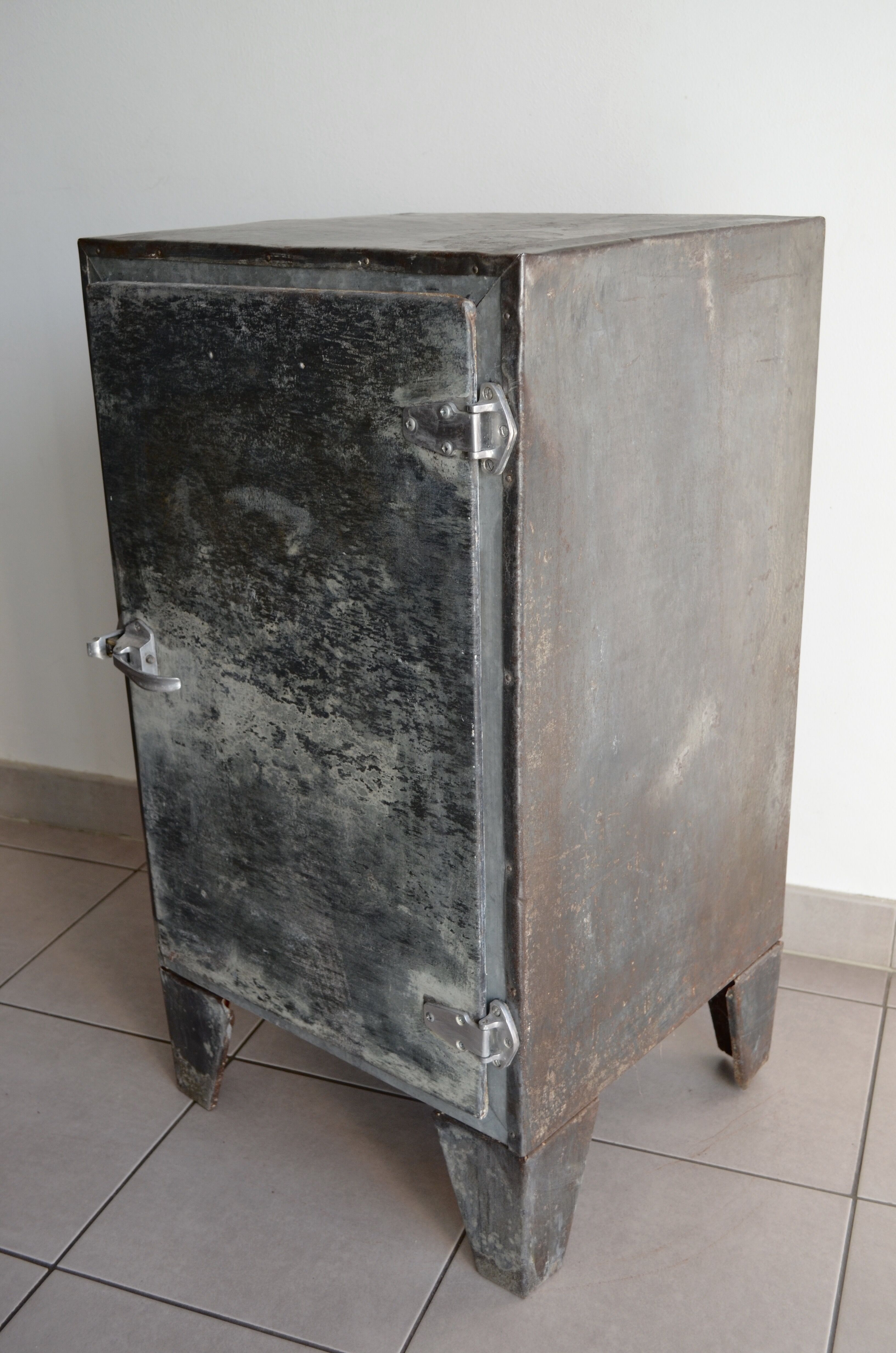 Ancien meuble glacière en zinc