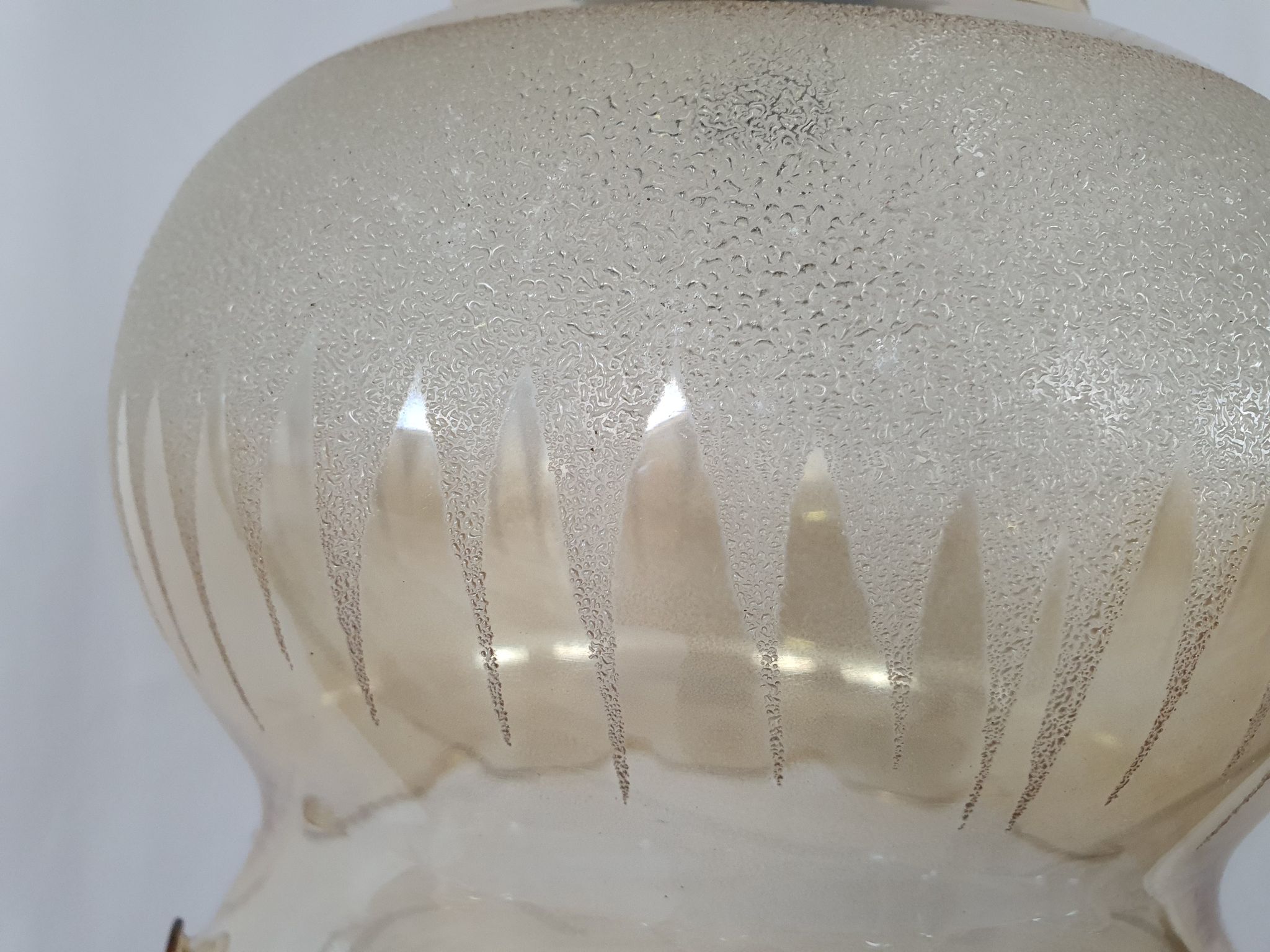 Lustre en verre travaillé et laiton