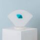 Lampe de table en verre de Murano blanc avec détail bleu, silhouette de coquillage, style postmoderne Memphis, Italie des années 1980.