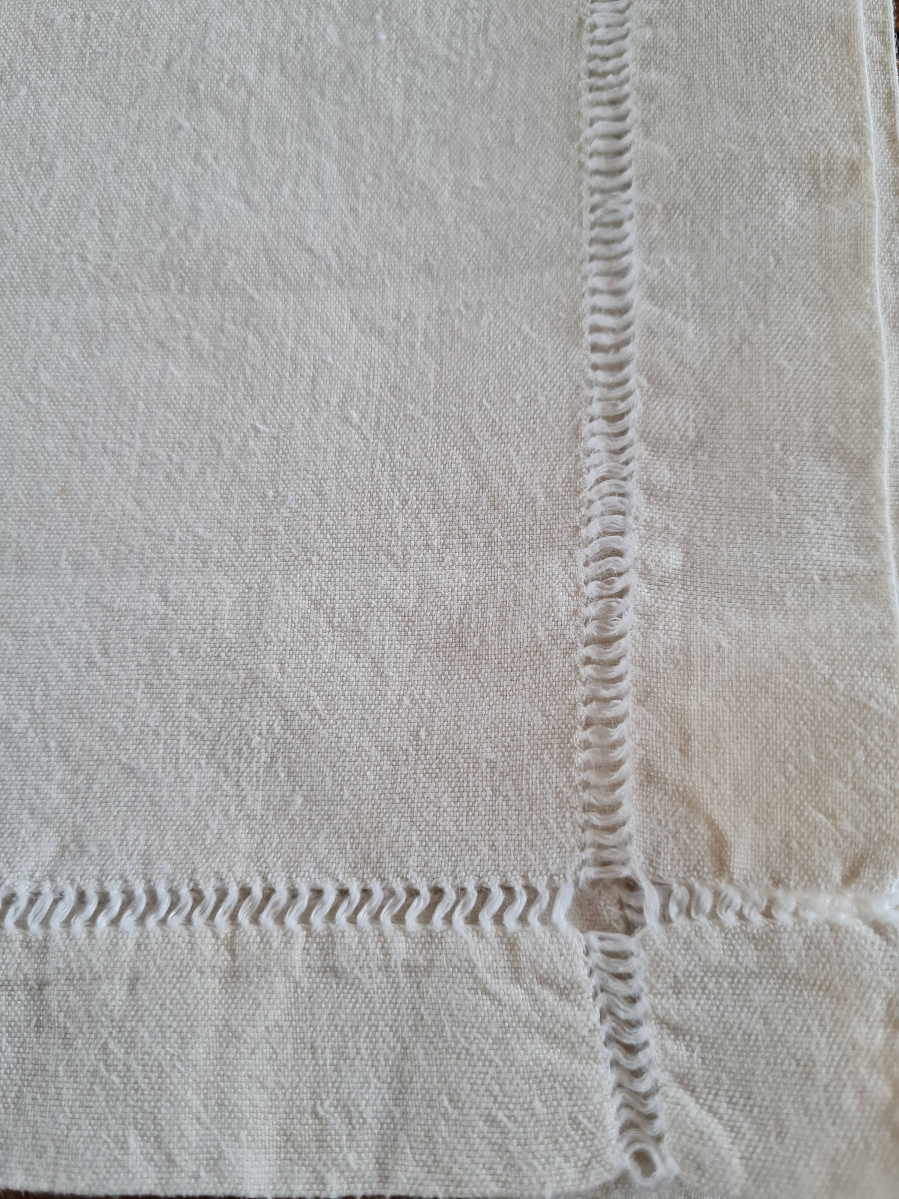 Nappe et 6 serviettes brodées avec des jours échelle