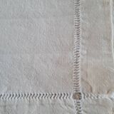 Nappe et 6 serviettes brodées avec des jours échelle