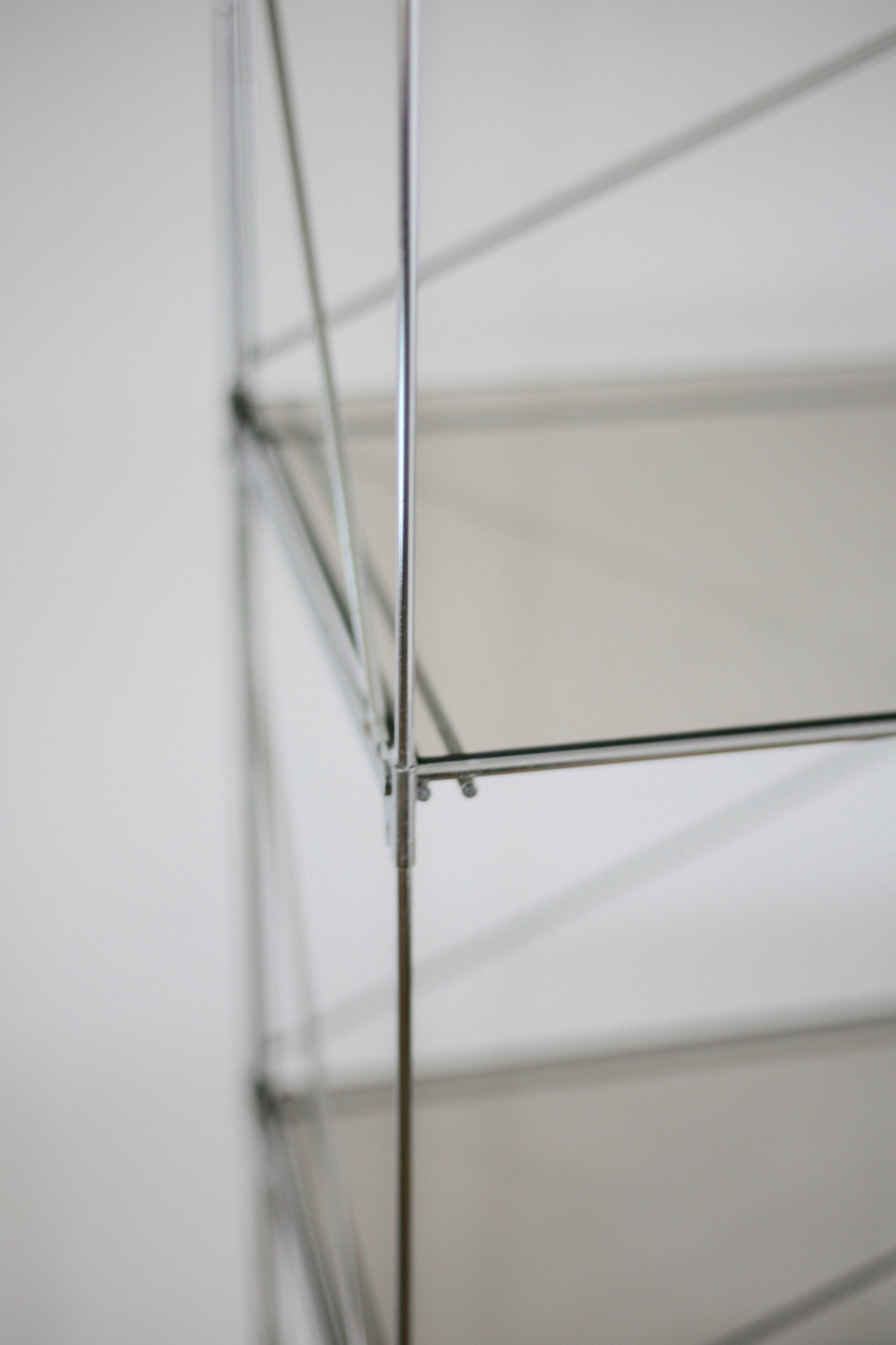 Etagère Isocèle de Max Sauze, acier et verre fumé, France circa 1970