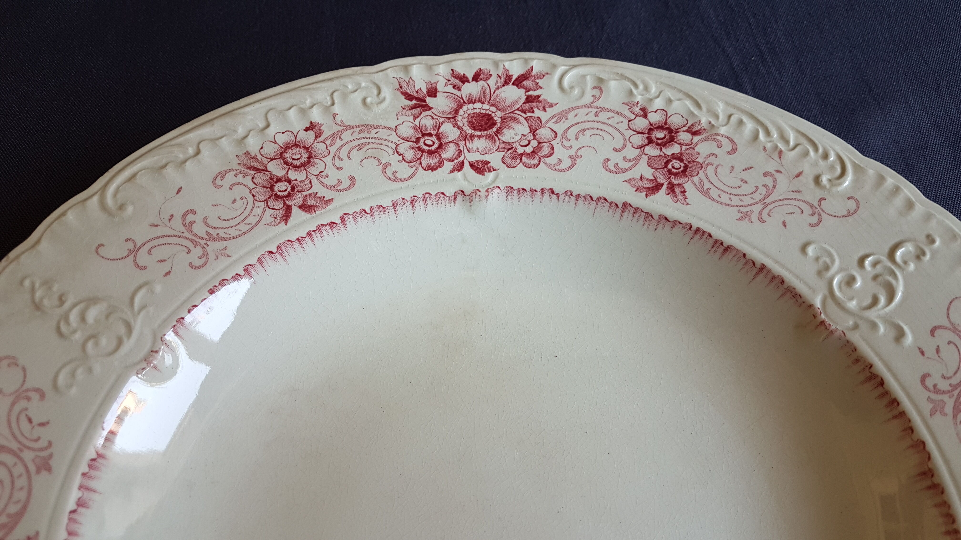 Sarreguemines earthenware plate decorated with flowers