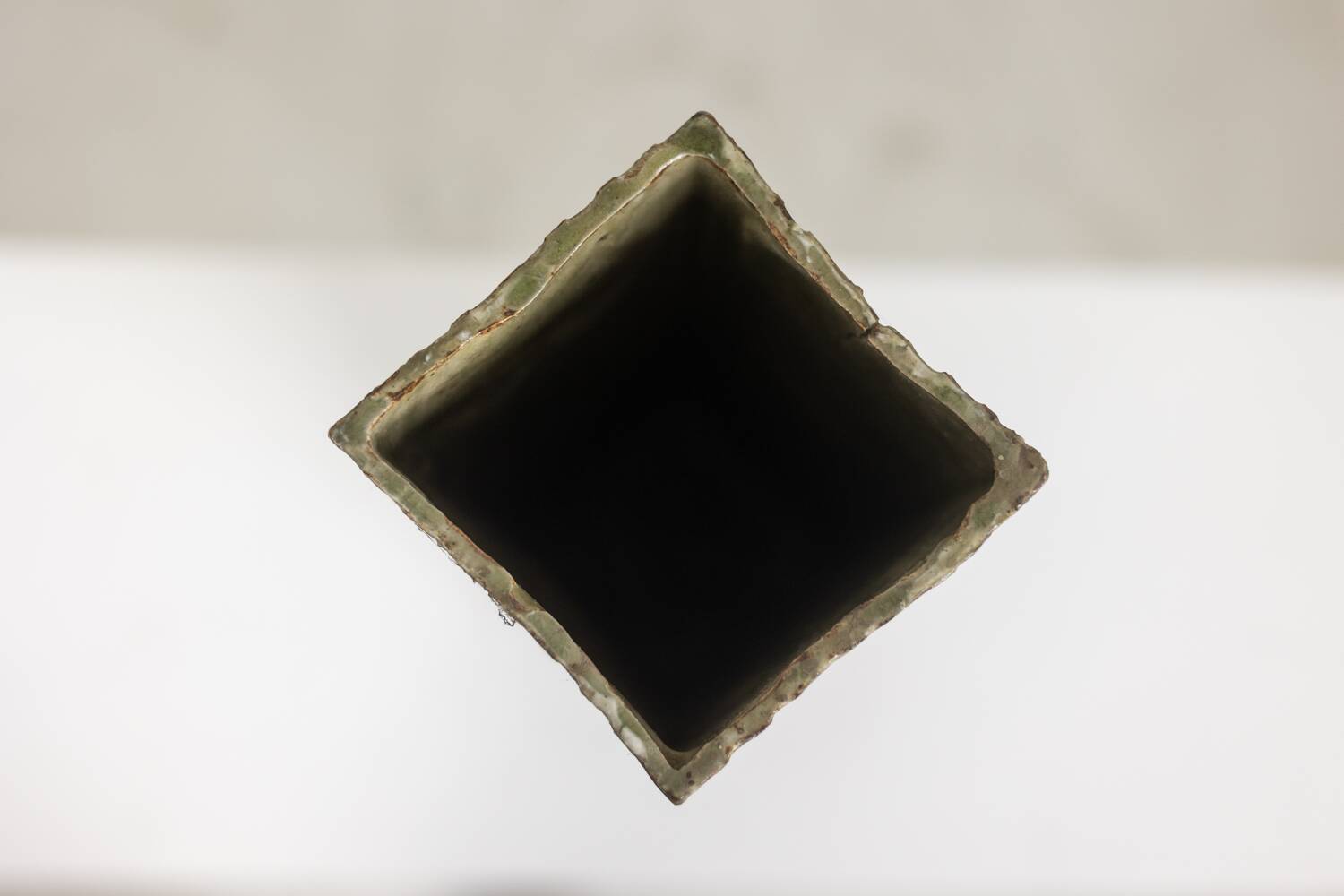Vase de style Brutaliste en grès, à décor végétal. Année 1977.