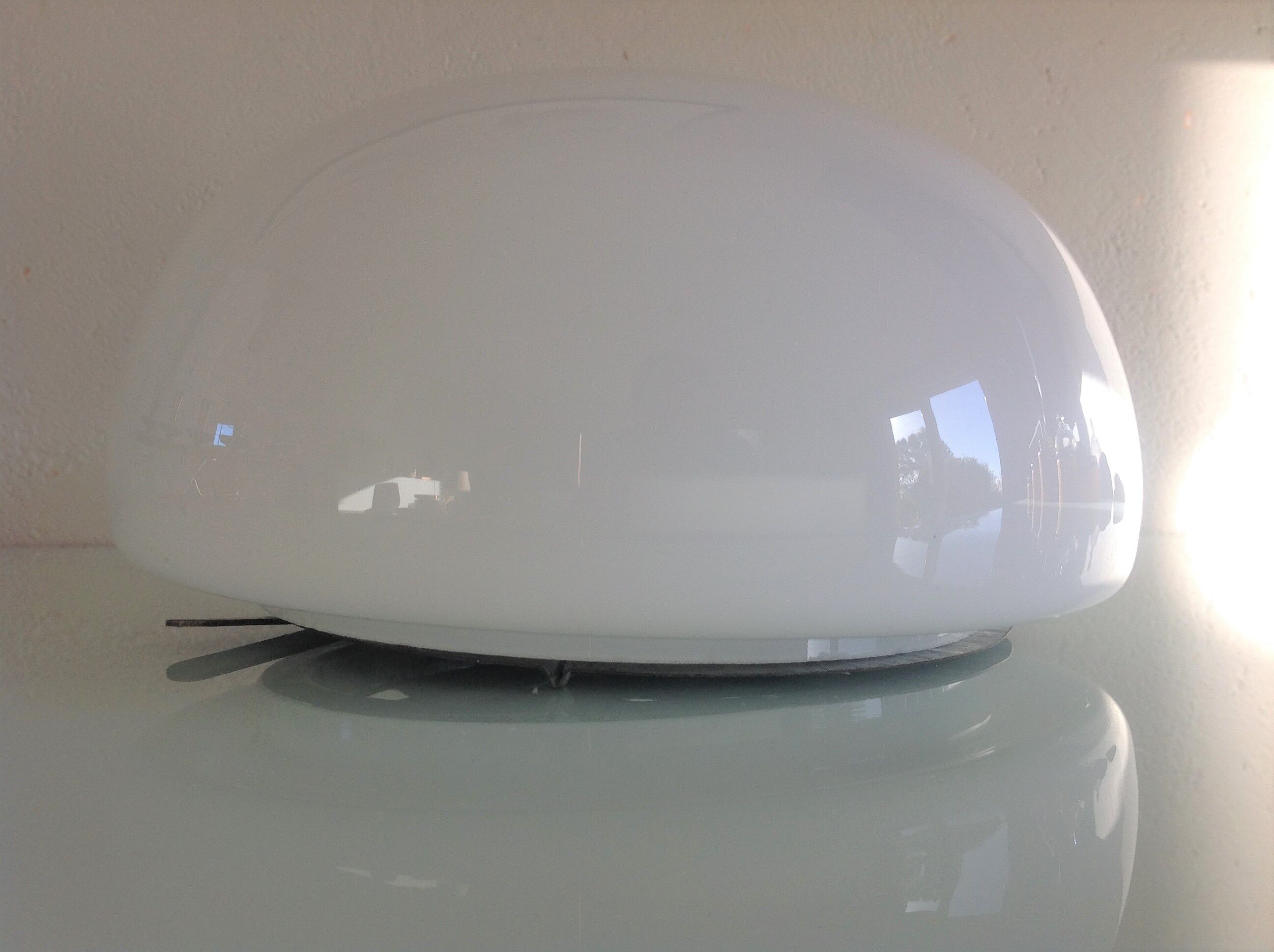 Plafonnier demi lune en opaline blanche années 60/70