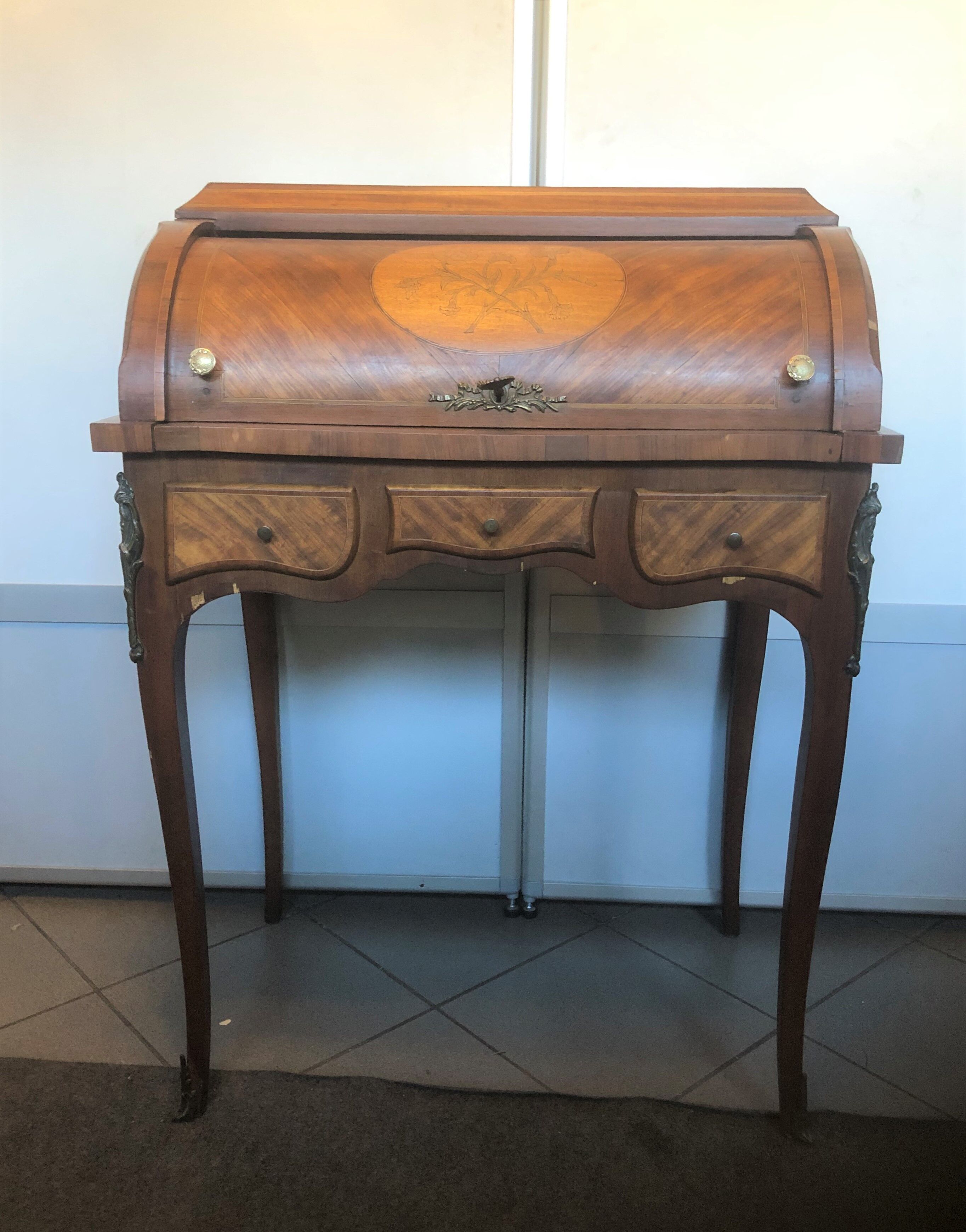 Office in cylindre marqueté