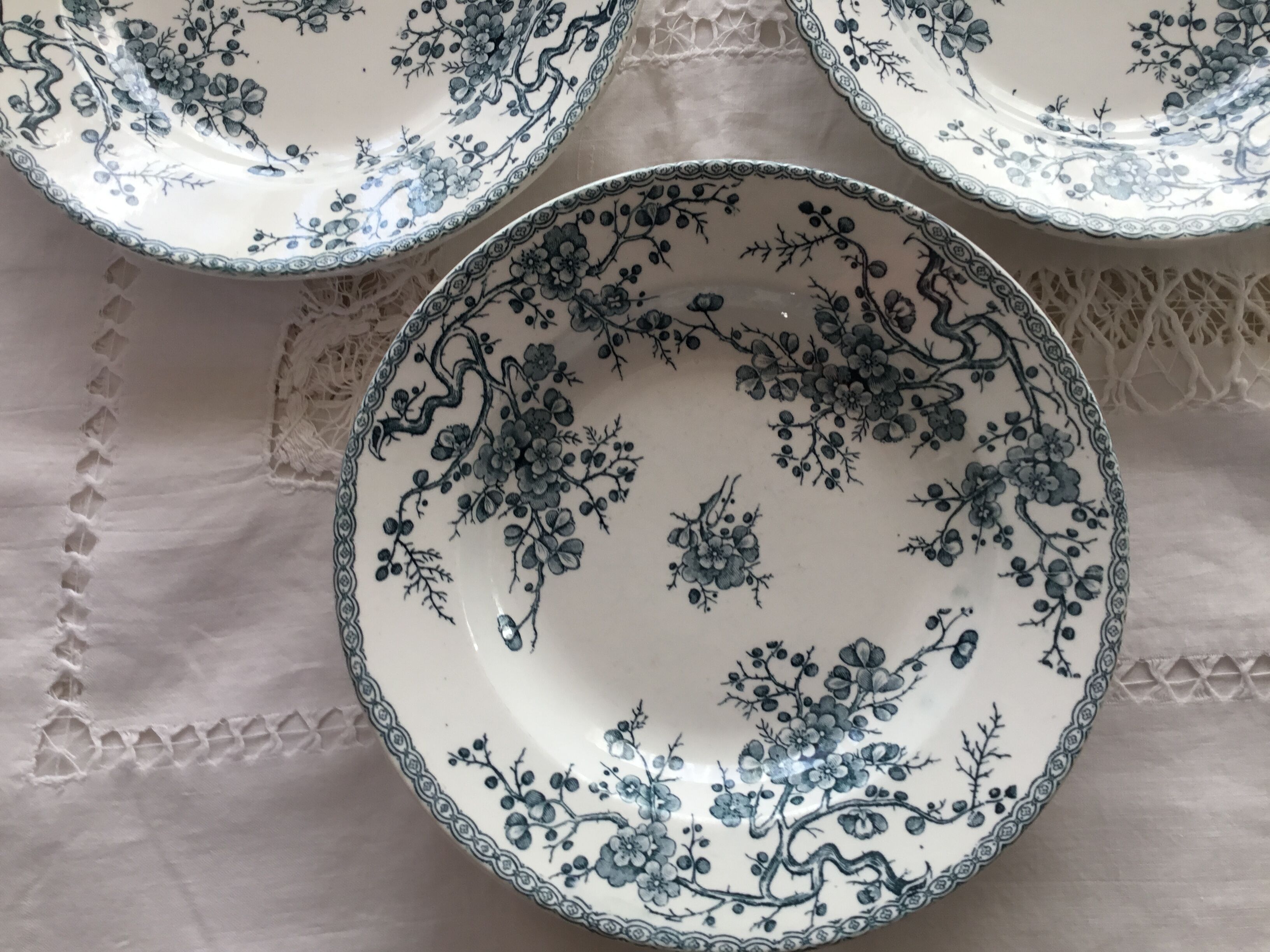 Set of 4 plates of the faience factory of gien
