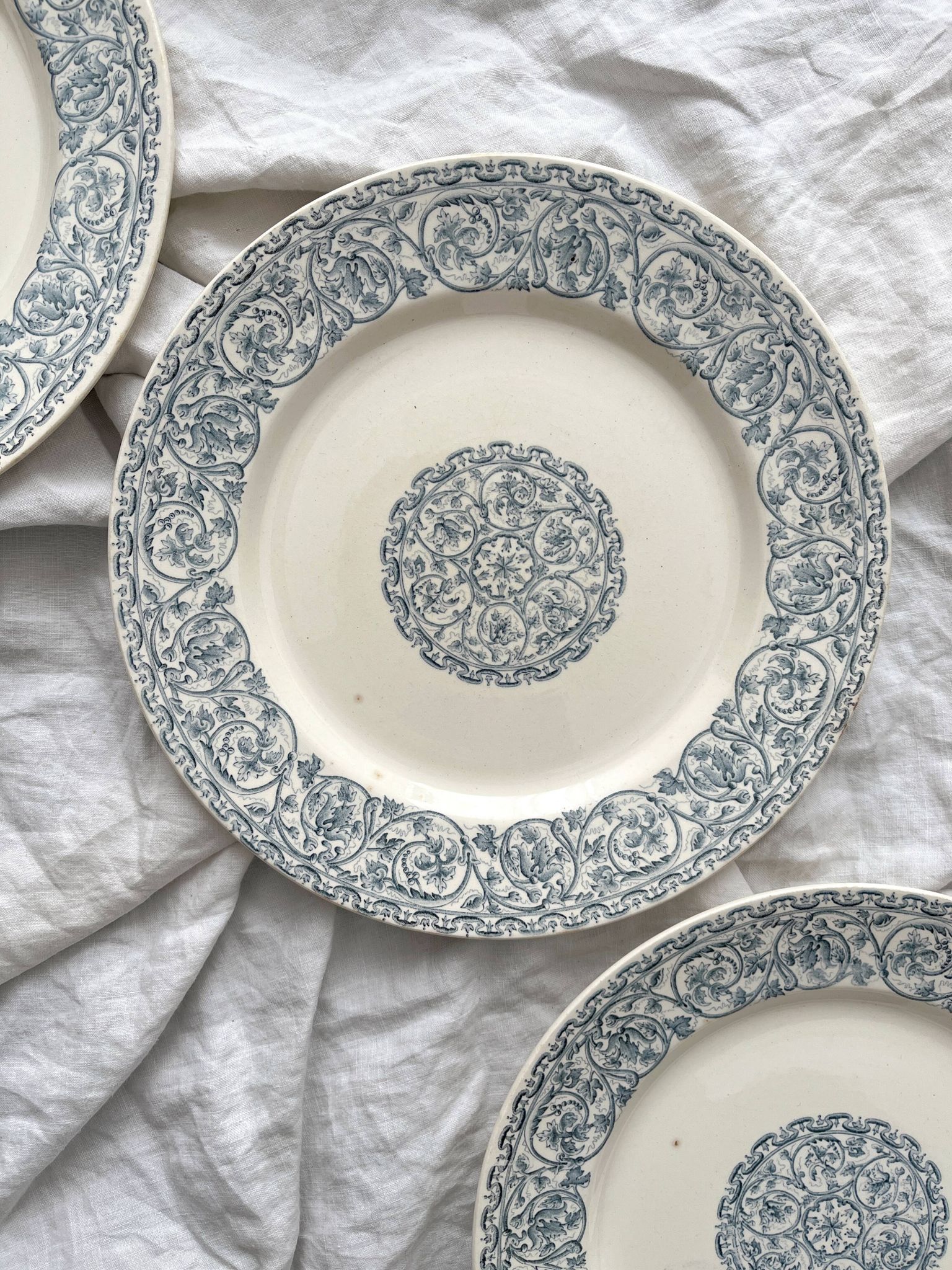 3 assiettes plates en terre de fer "Renaissance" Creil et Montereau