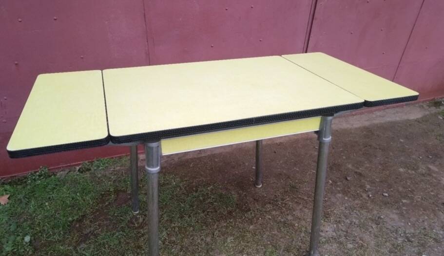 Table extensible en Formica jaune