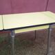 Table extensible en Formica jaune