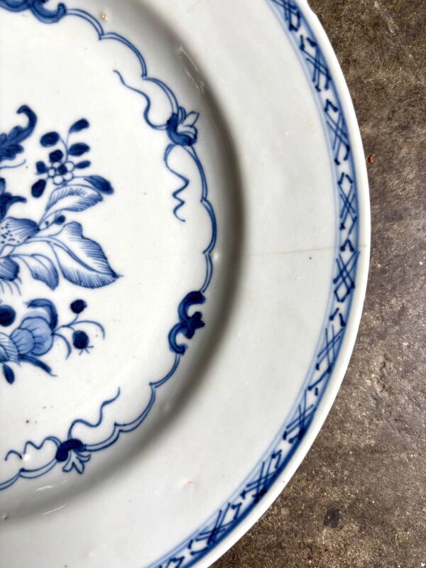 Assiette plate en porcelaine peinte à la main, Asie XIXème s.