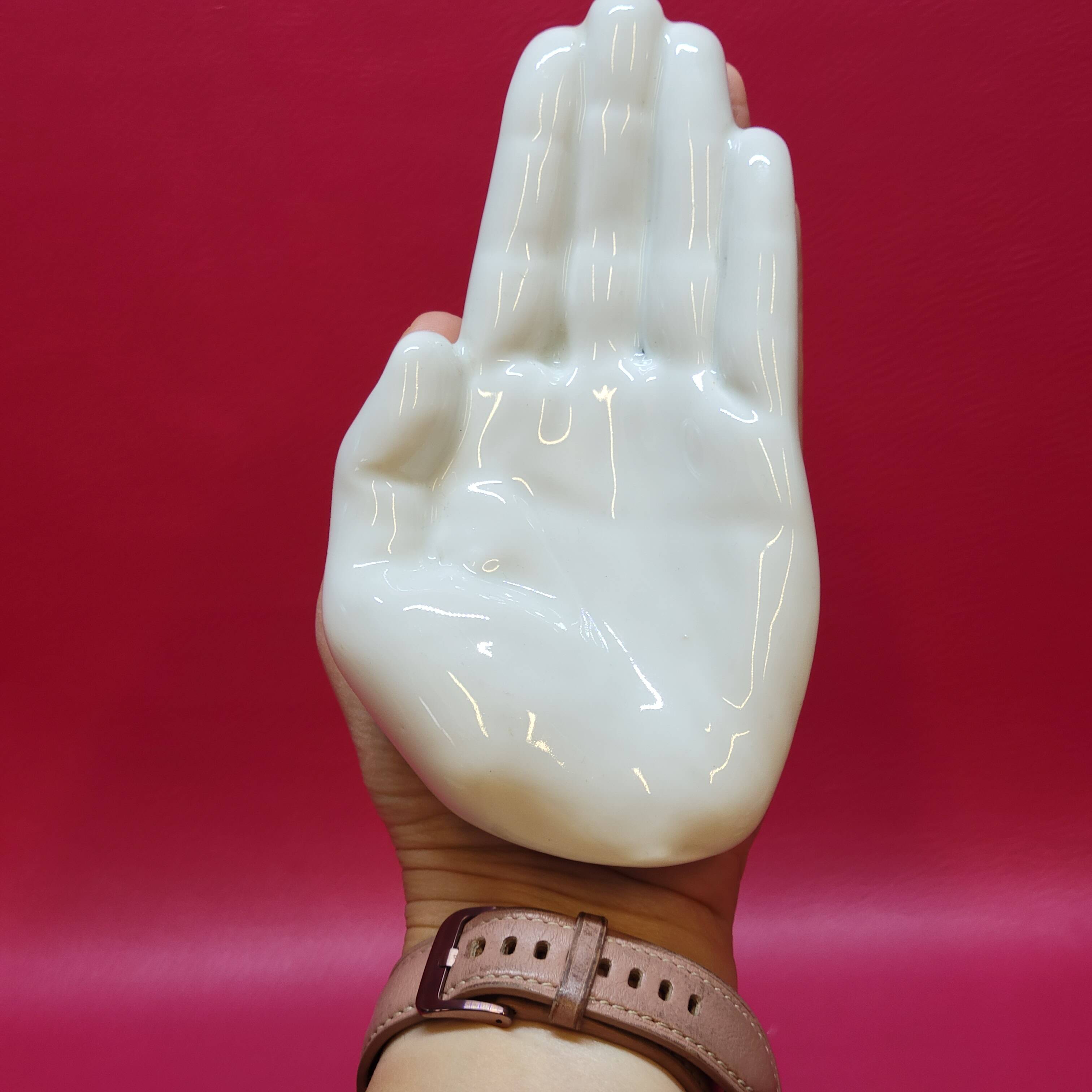 Empty White Porcelain Pocket in the Shape of a Vintage Hand