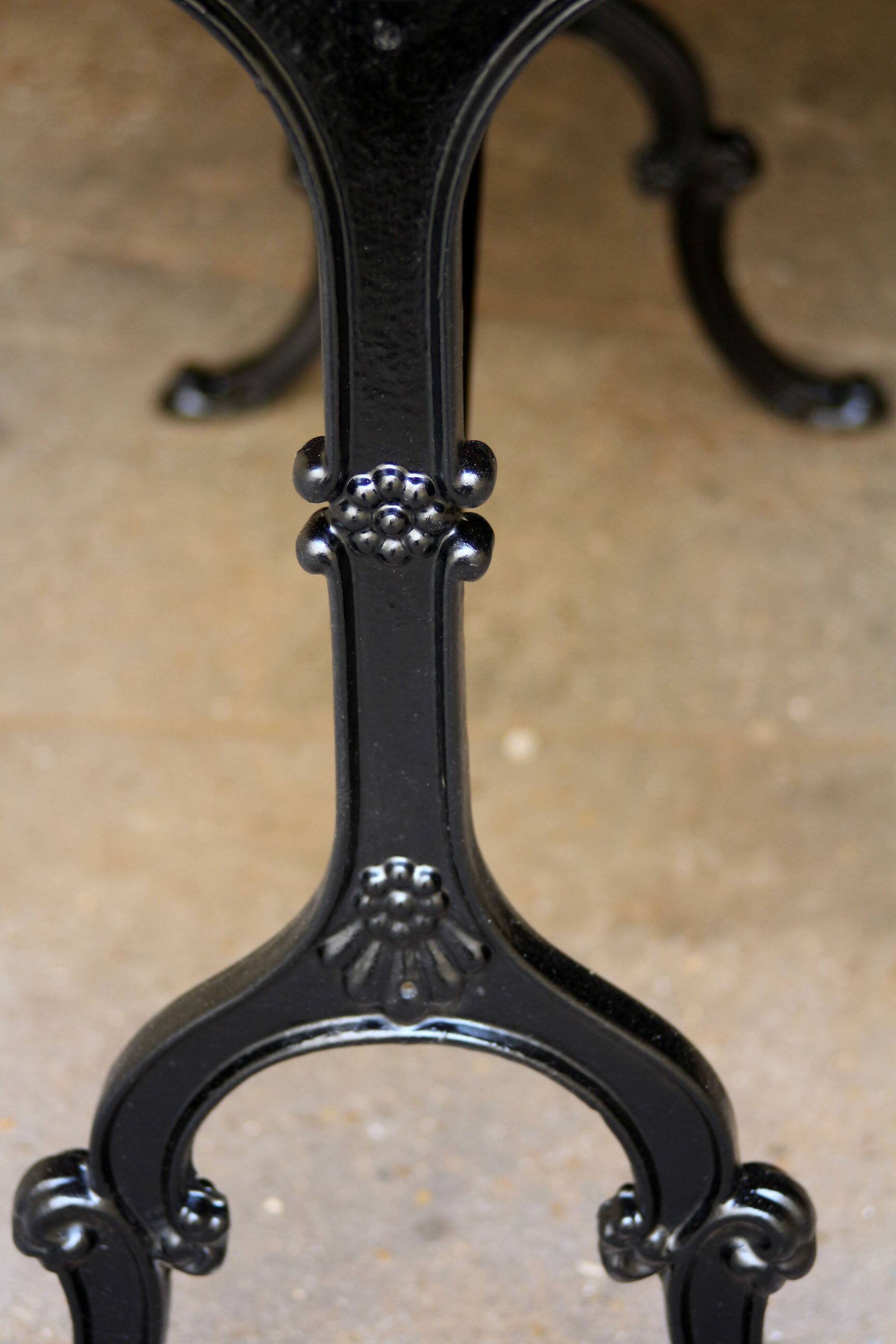 Table de bistrot vintage, estampillée LAFA Aurillac.