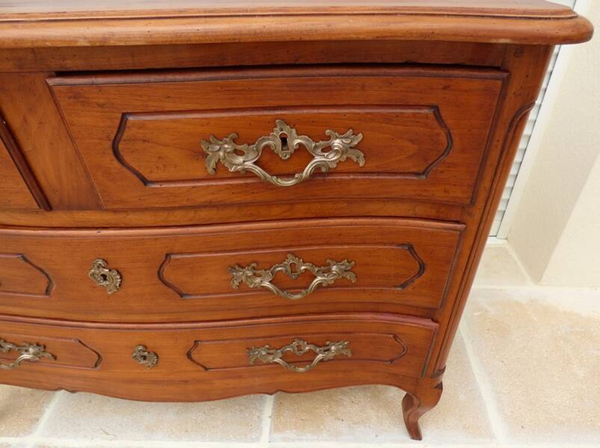 Antique style chest of drawers in stained and molded beech with 4 drawers - Very good condition