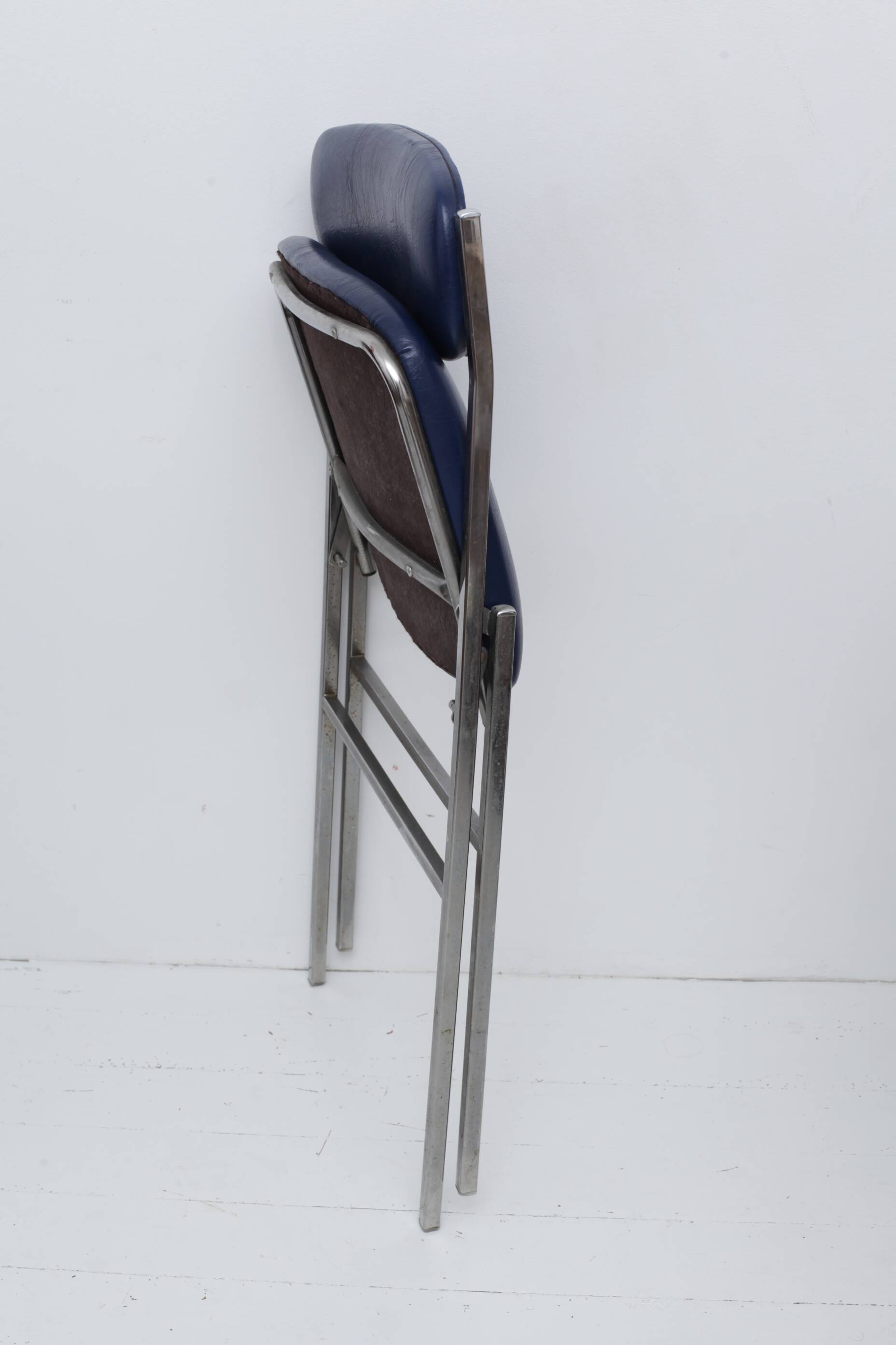 Chaise pliable skaï bleu pieds chromés