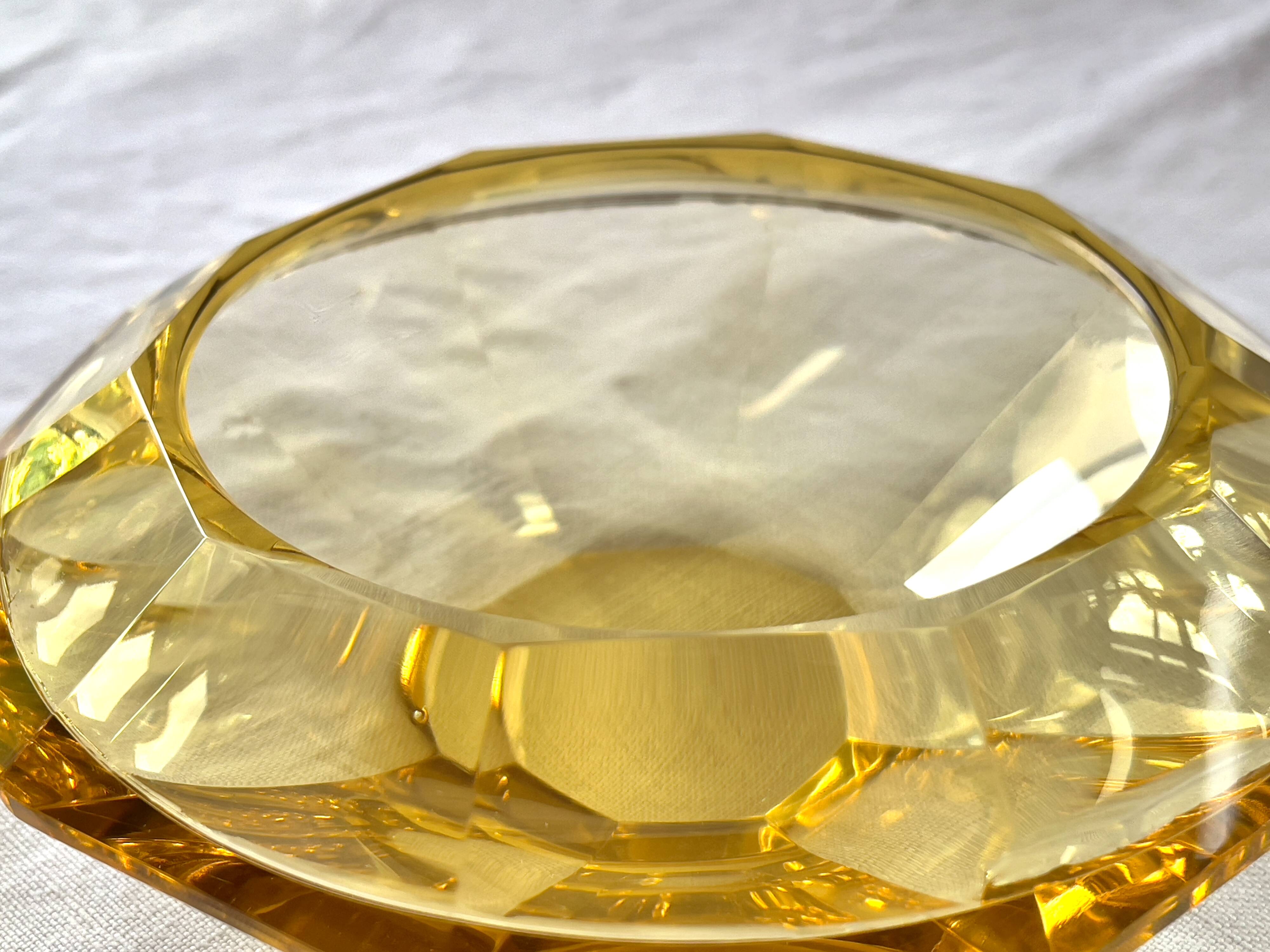 Poudrier Art Déco aux parois facettées  en cristal jaune citrine