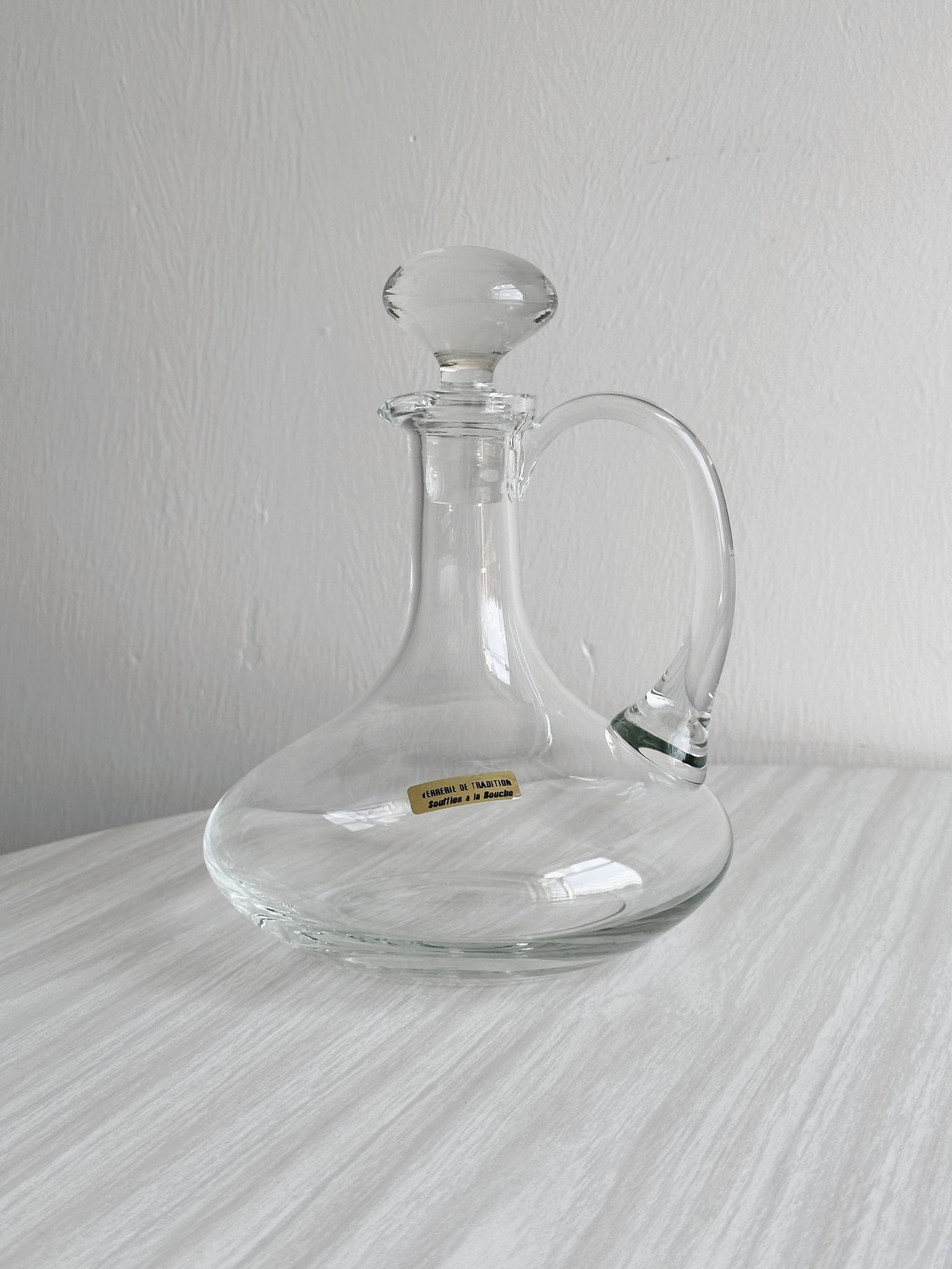 Carafe ancienne en verre soufflé à la bouche