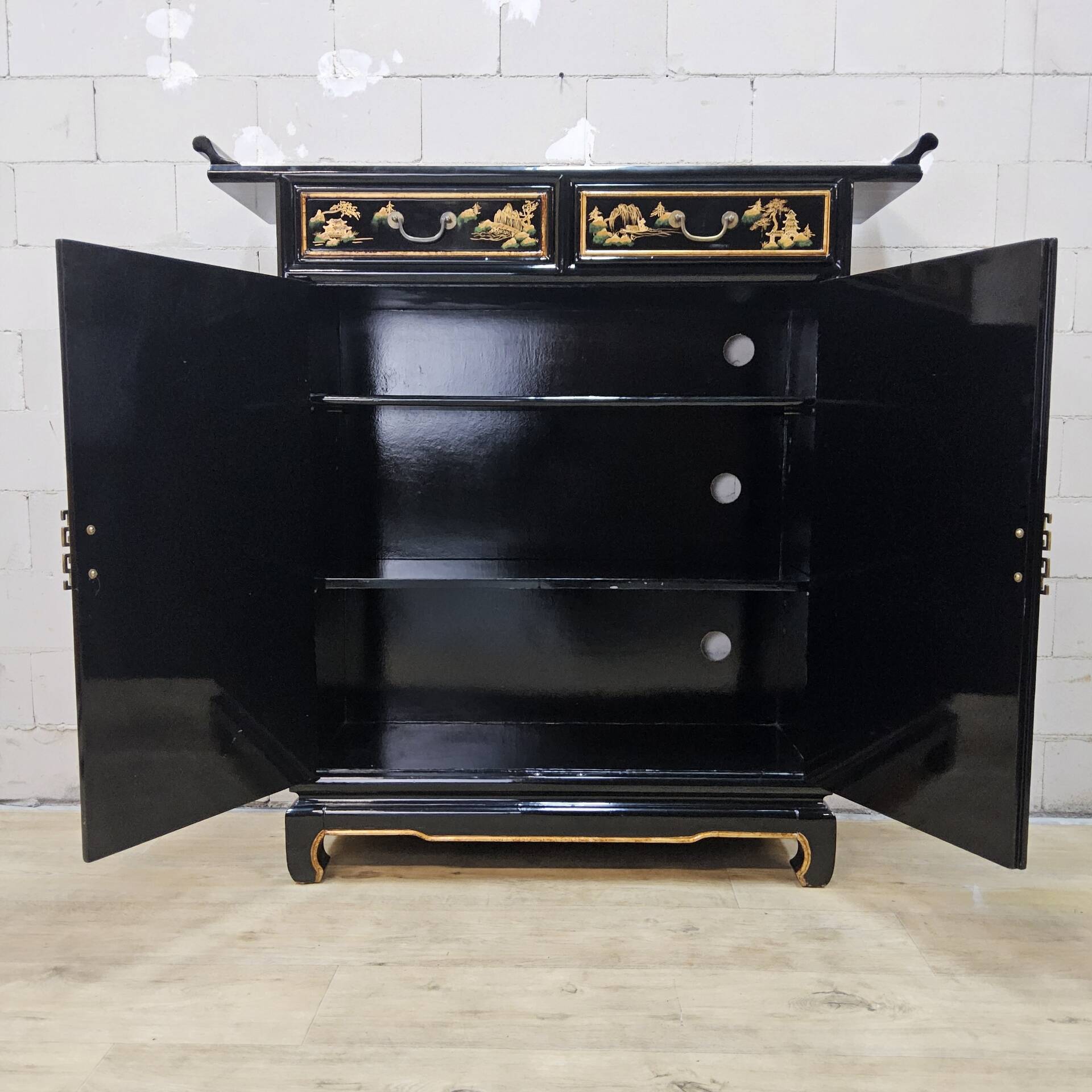 Vintage Chinese side table / cabinet / lacquered cabinet / bohemian