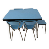 Table, chaises et tabouret en formica