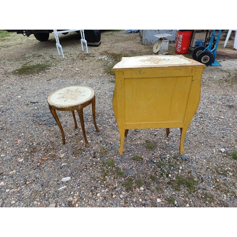 Table de chevet galbée en bois doré