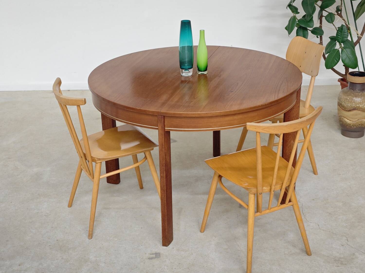 Extendable table with integrated Scandinavian style Self