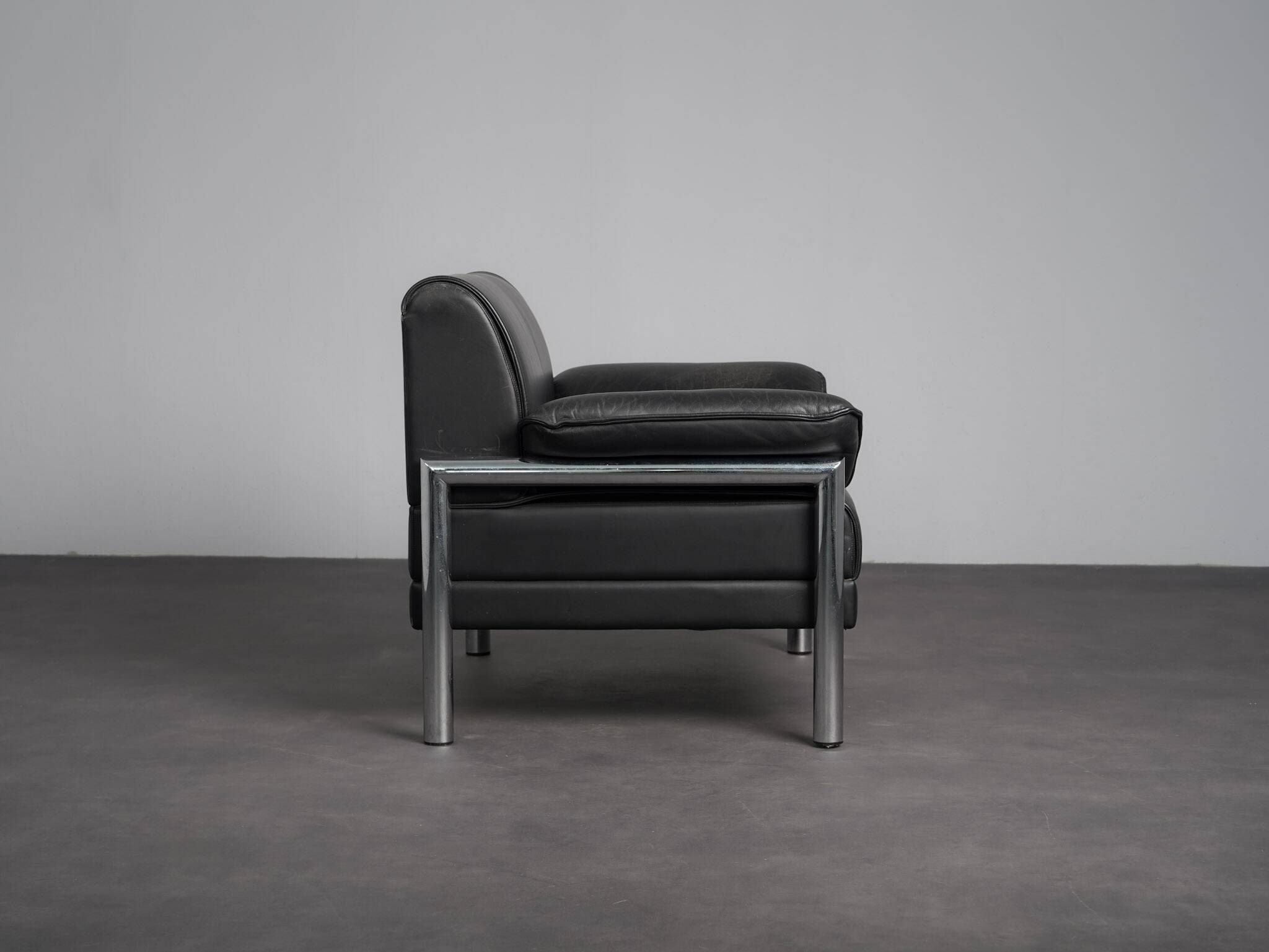 Leather and chrome lounge chair, Italy, 1990s