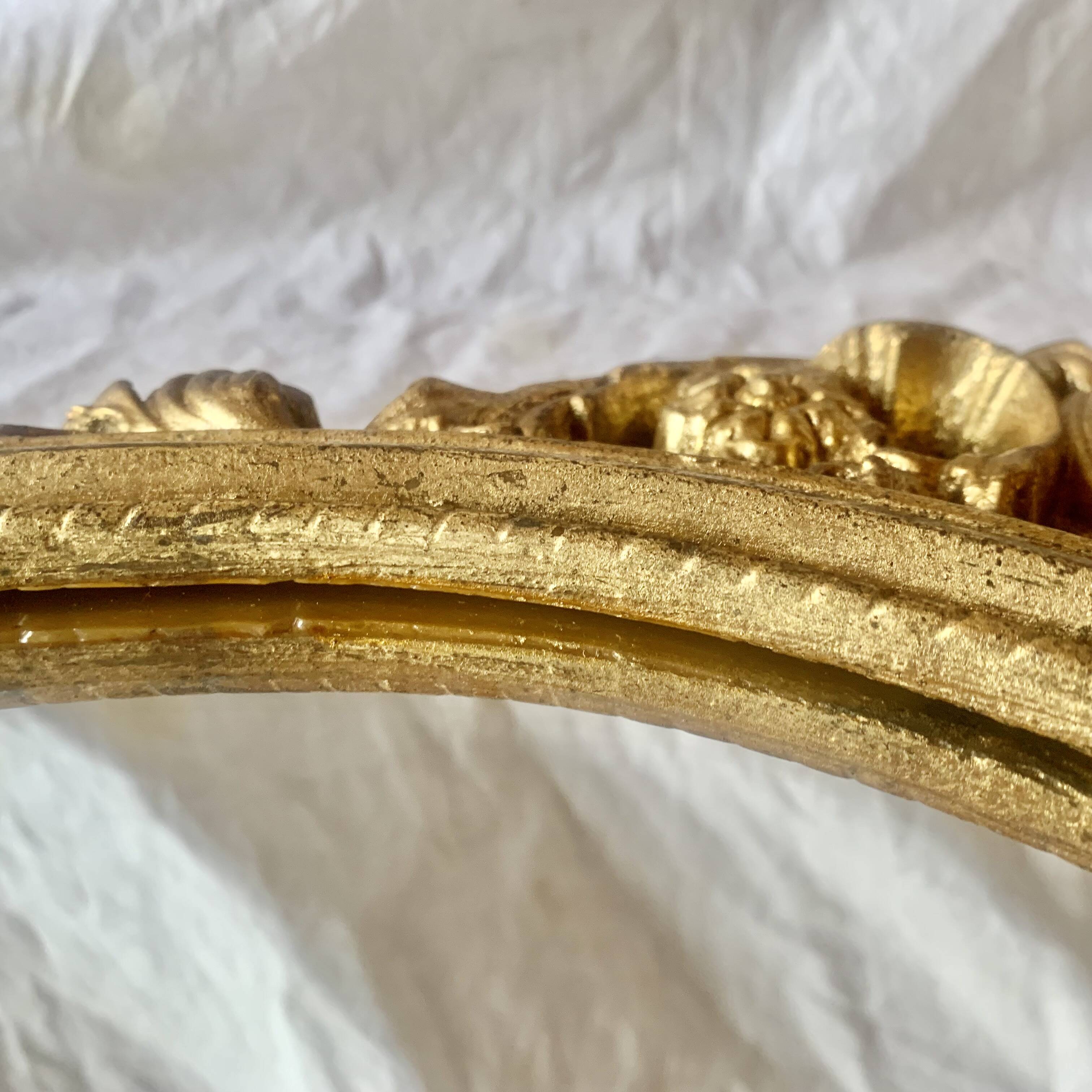 Ancien miroir ovale en résine dorée à la feuille - style baroque - 73 cm