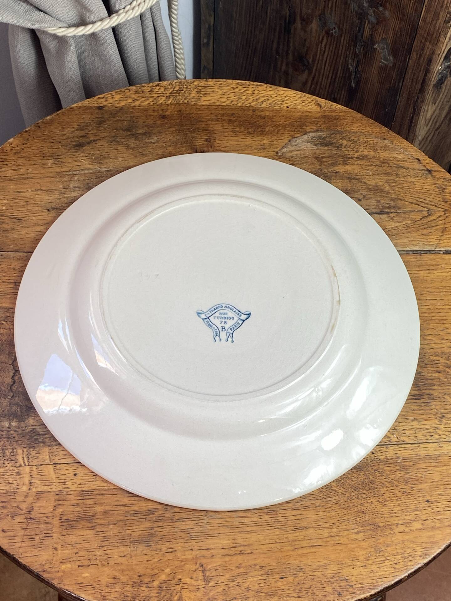 Plat rond en terre de fer