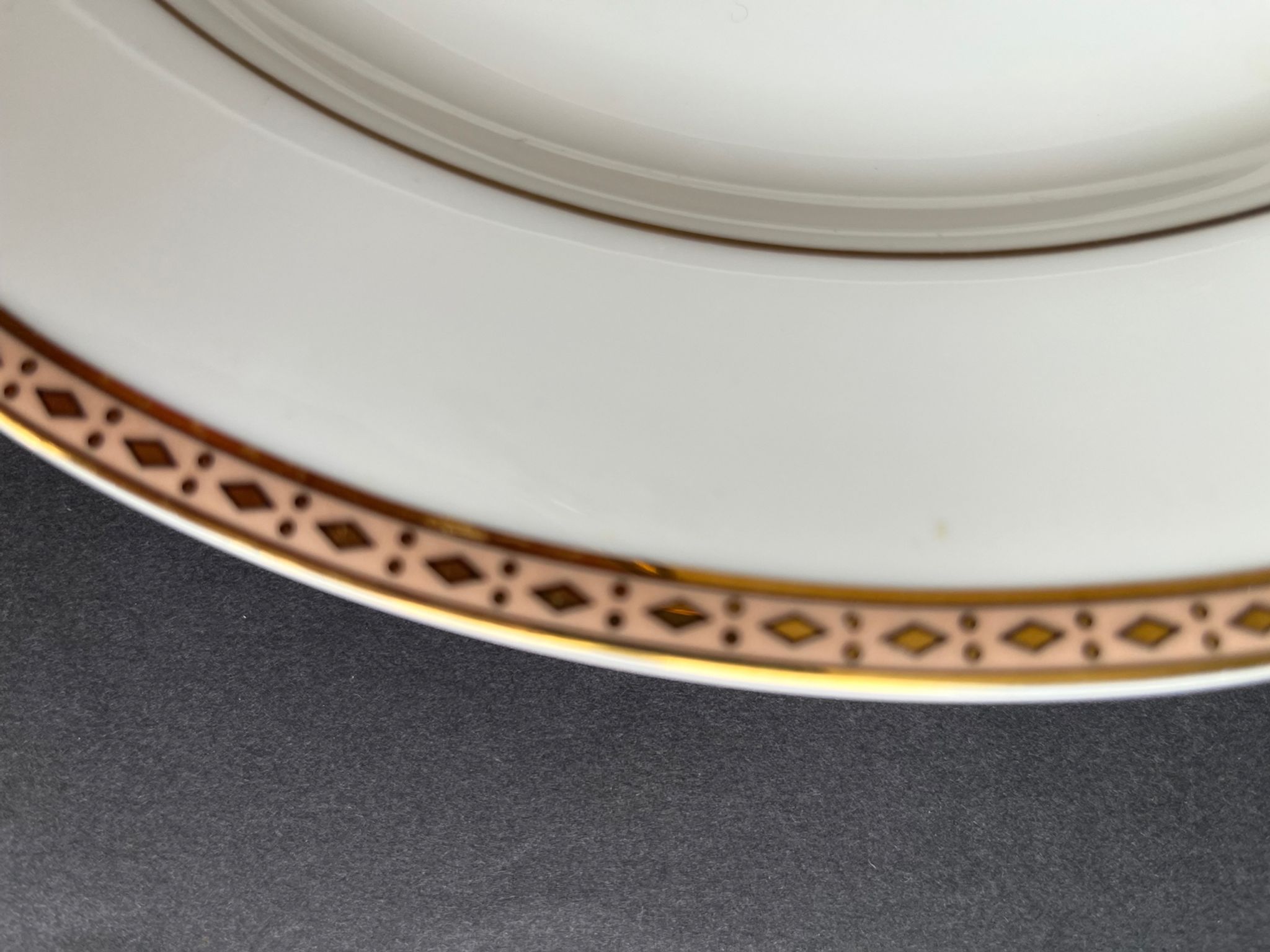 2 assiettes de présentation en porcelaine
