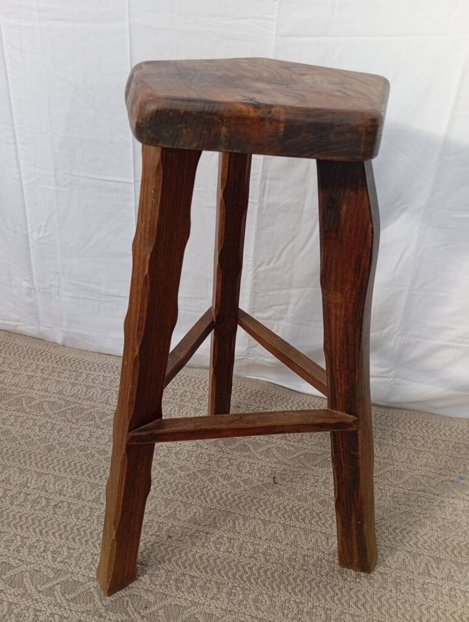 Tabouret de bar en orme esprit Olavi Hanninen