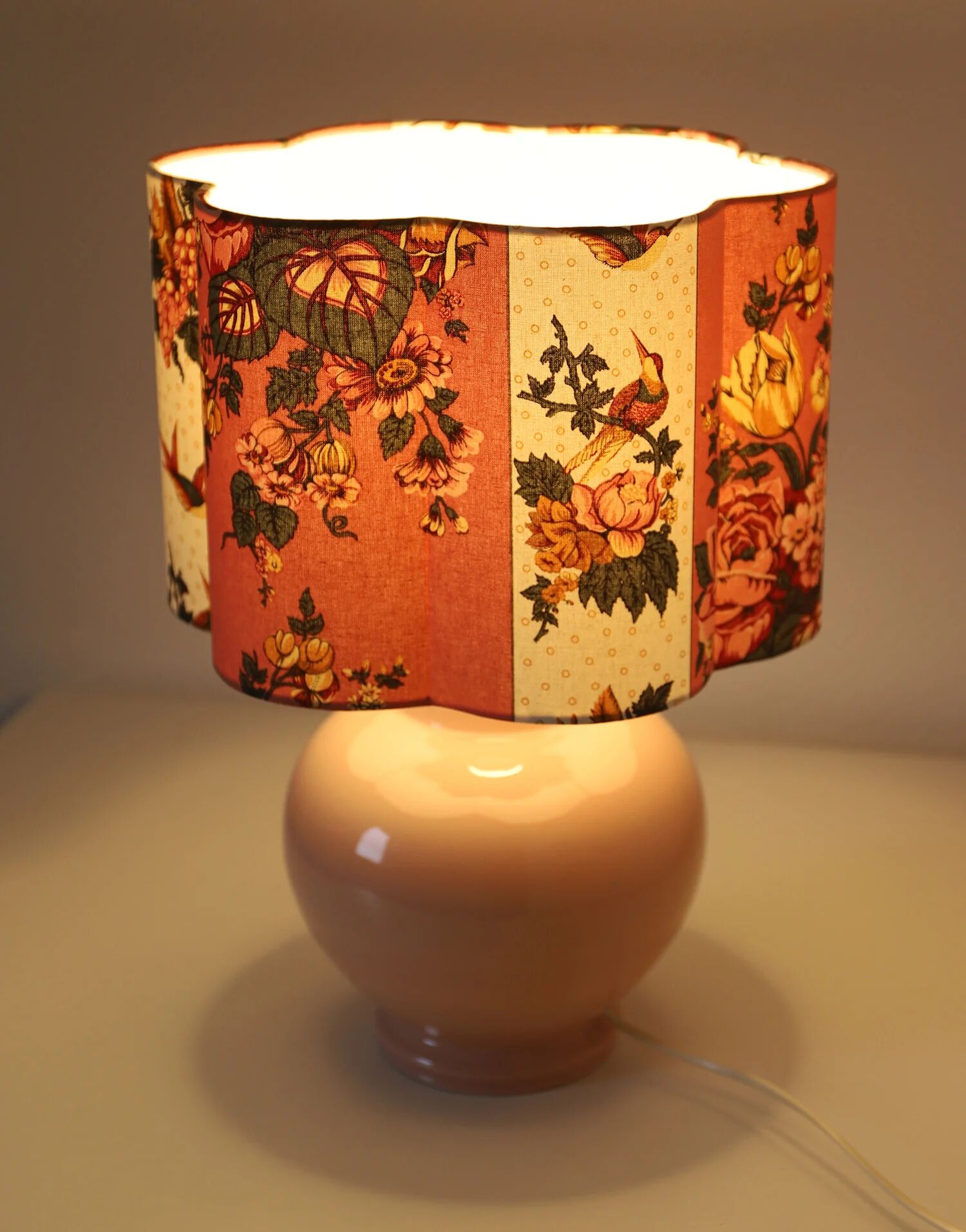 Vintage table lamp in powder pink ceramic – Unique edition
