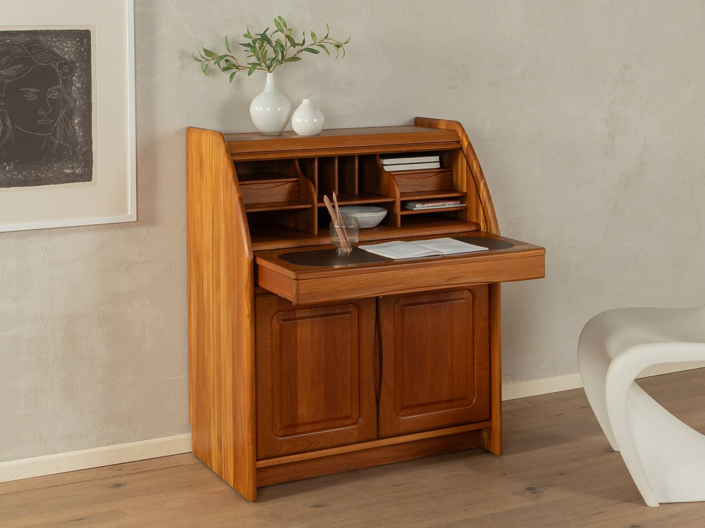 1980s Bureau, Ansager