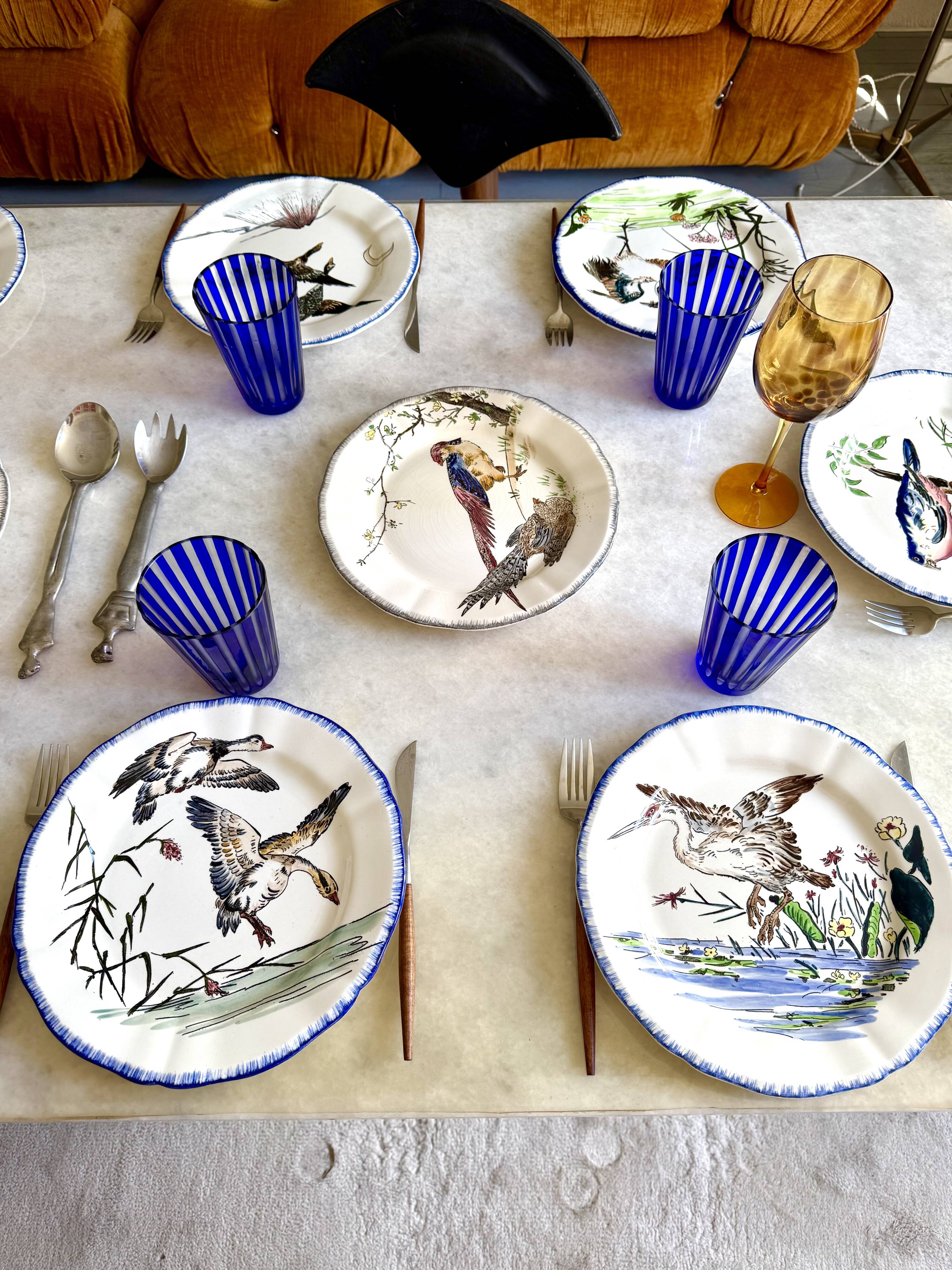 Service de table assiettes et plats Gien modèle grands oiseaux