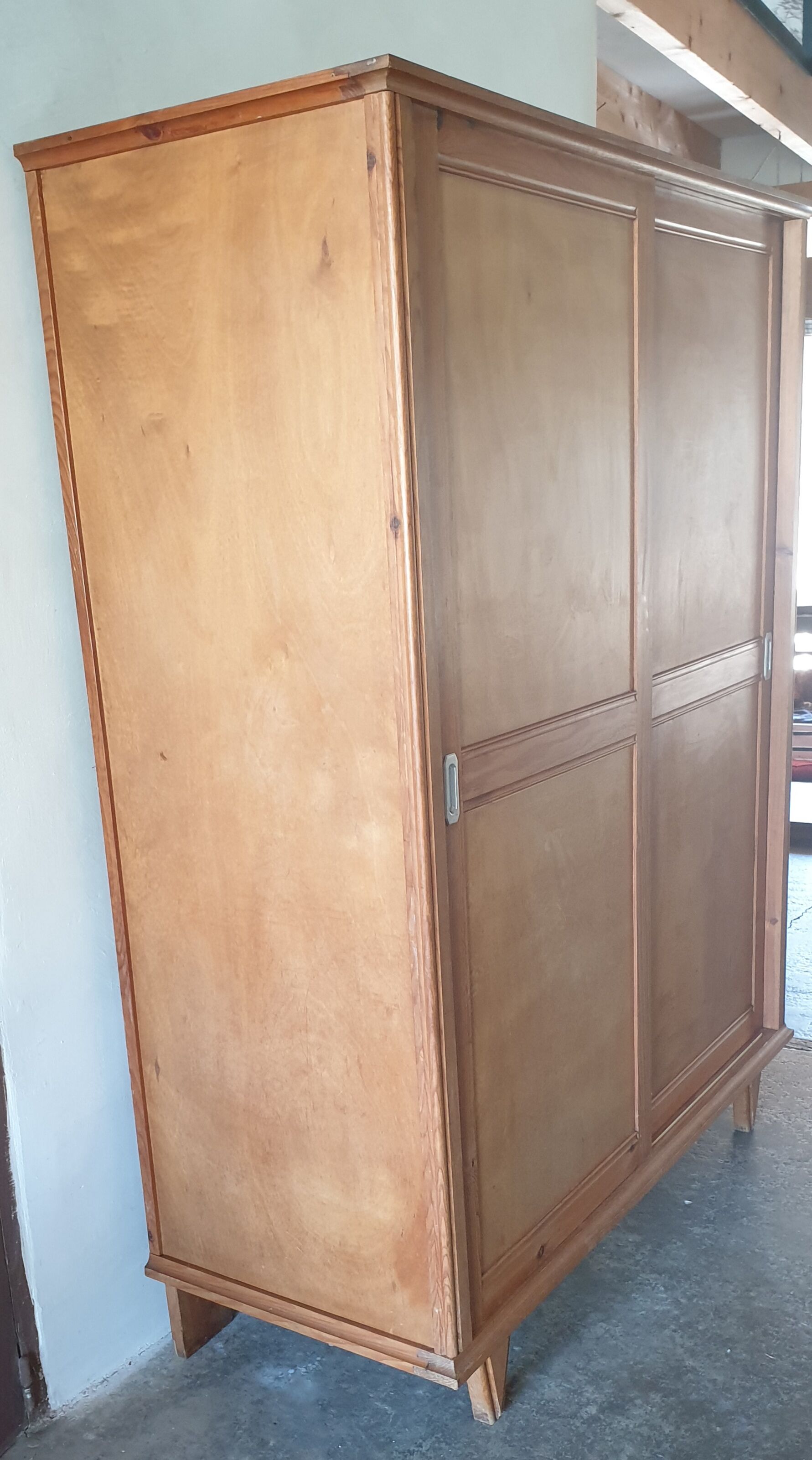 Parisian wardrobe with sliding doors