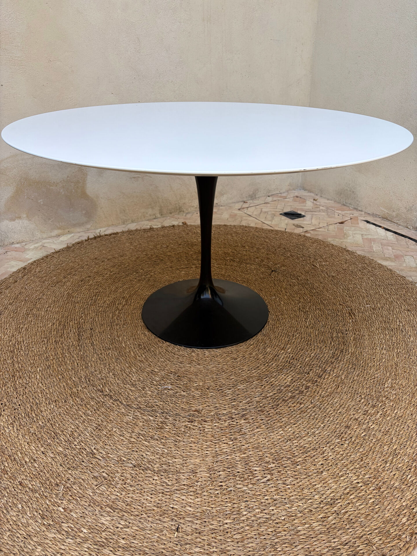 Tulip round table by Eero Saarinen for Knoll